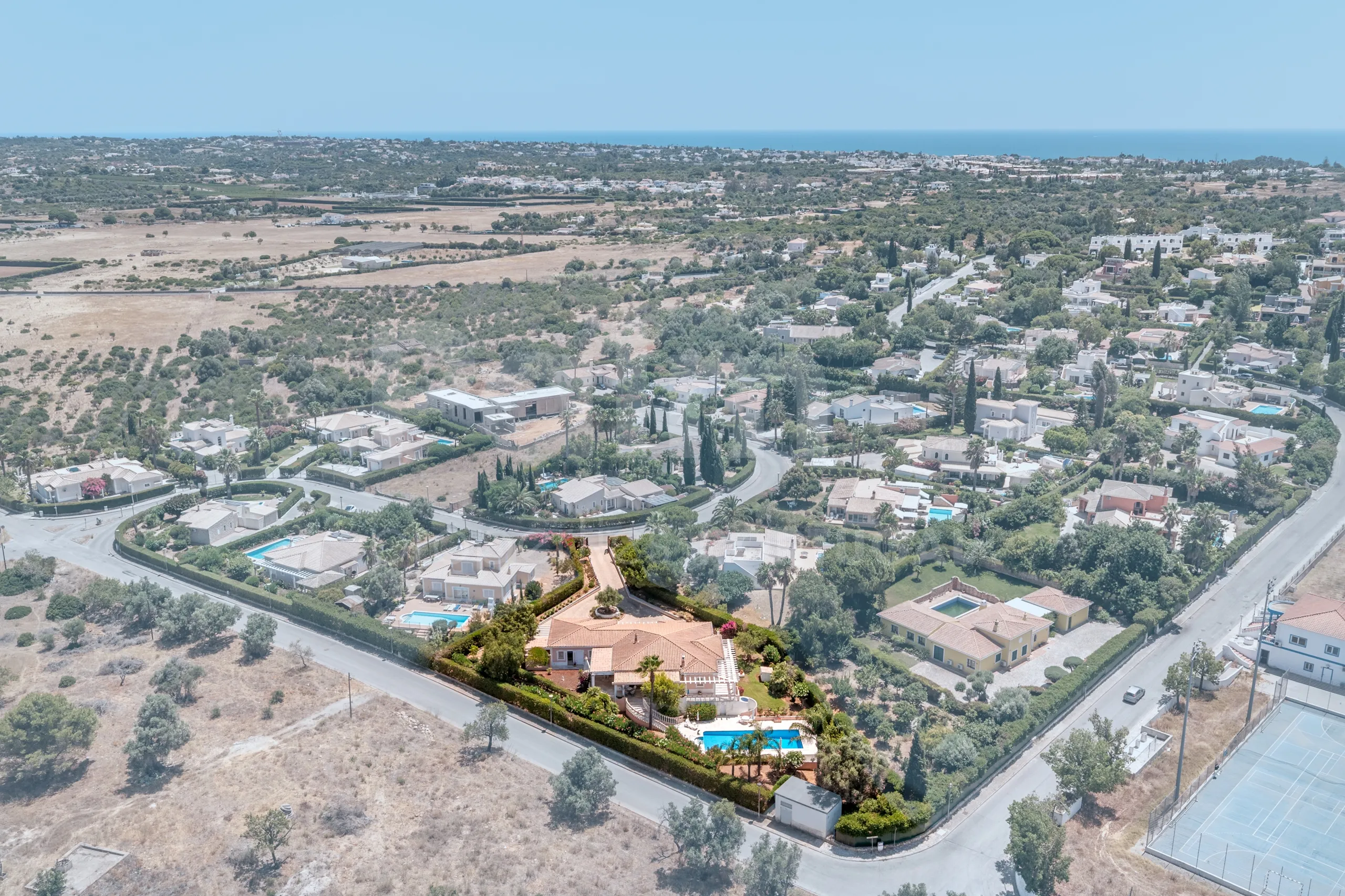Furnished 4-Bedroom Villa with Pool and Garden in Scenic Lagoa, Portugal - View image 58 of 65