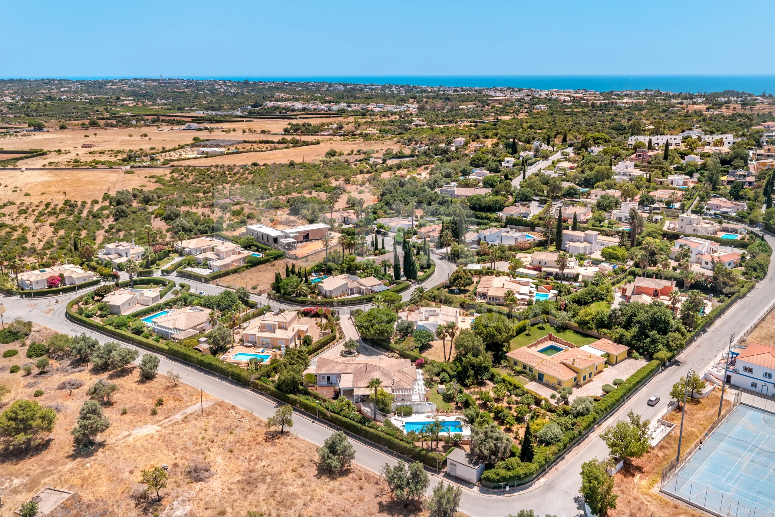Furnished 4-Bedroom Villa with Pool and Garden in Scenic Lagoa, Portugal - View image 59 of 65