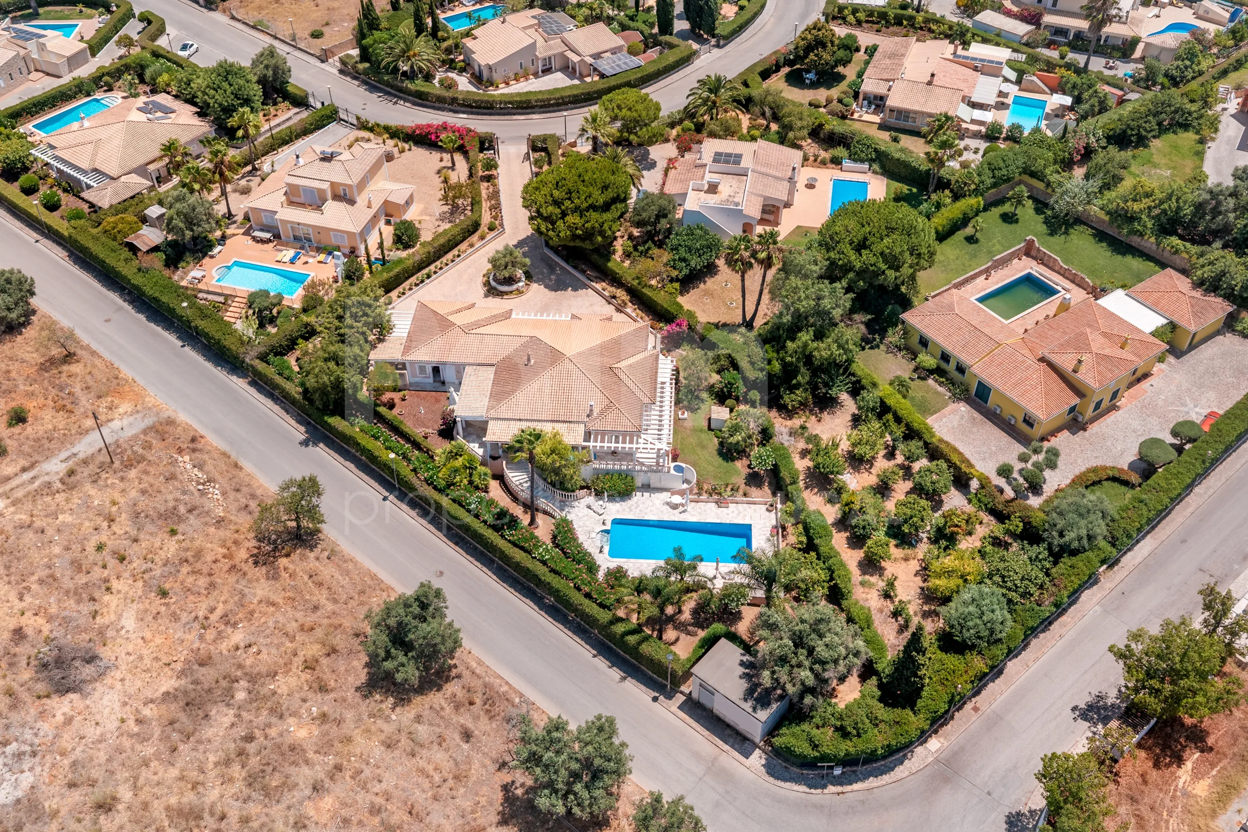 Furnished 4-Bedroom Villa with Pool and Garden in Scenic Lagoa, Portugal - View image 60 of 65