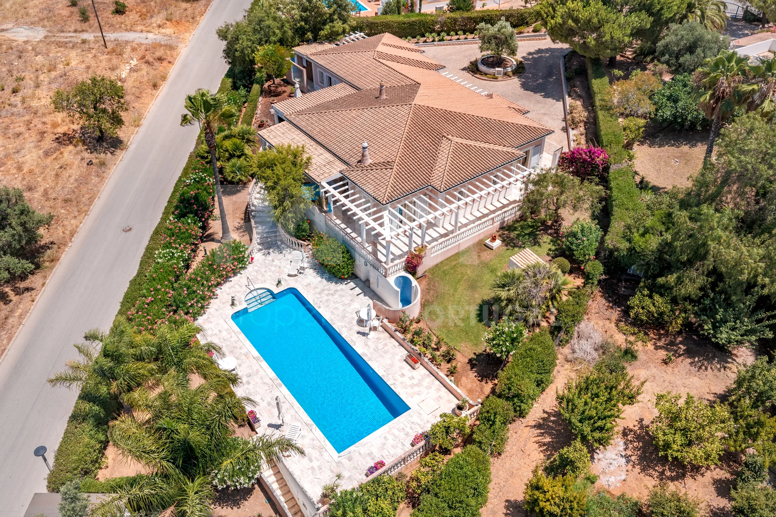 Furnished 4-Bedroom Villa with Pool and Garden in Scenic Lagoa, Portugal - View image 61 of 65