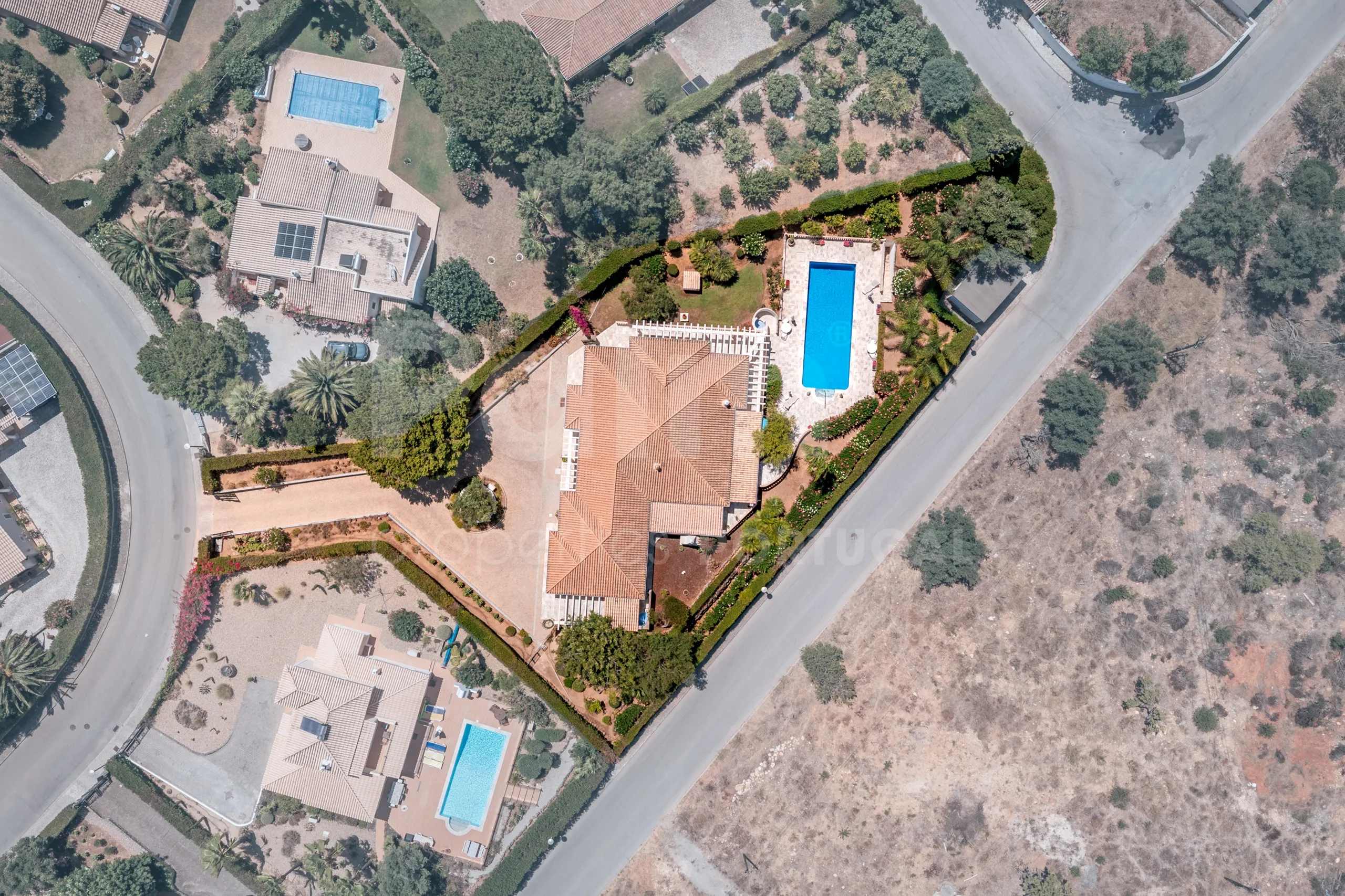 Furnished 4-Bedroom Villa with Pool and Garden in Scenic Lagoa, Portugal - View image 63 of 65