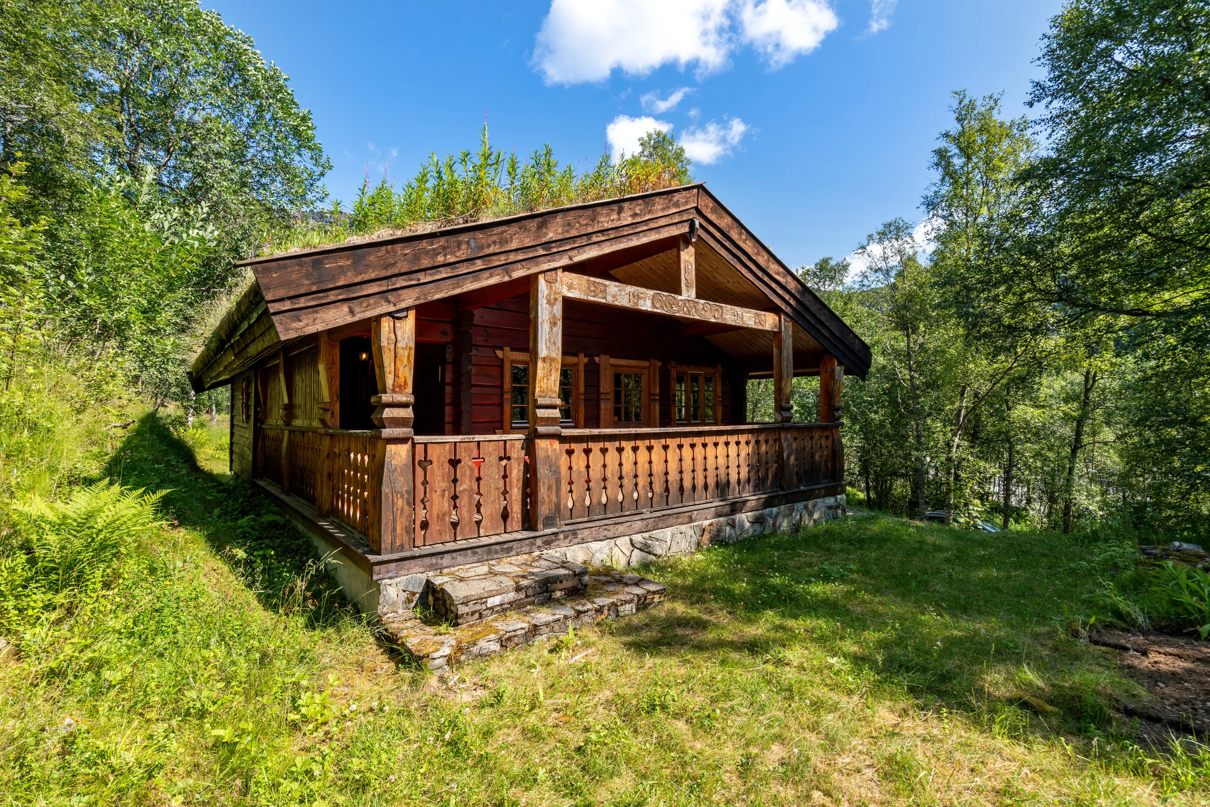 Cosy 1990s Cabin with Balcony and Terrace in Røldal, Norway - Image 1
