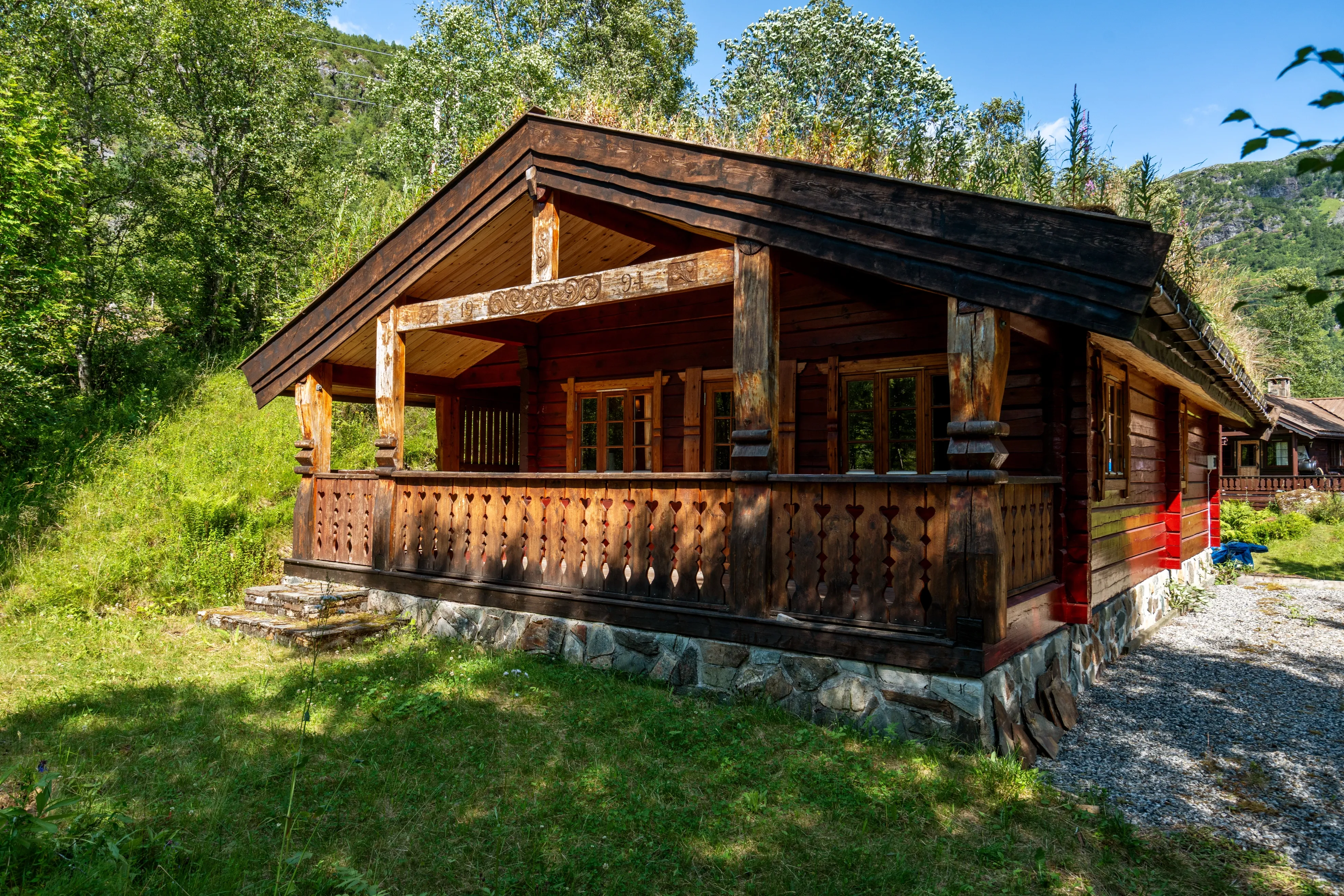 Cosy 1990s Cabin with Balcony and Terrace in Røldal, Norway - Image 3