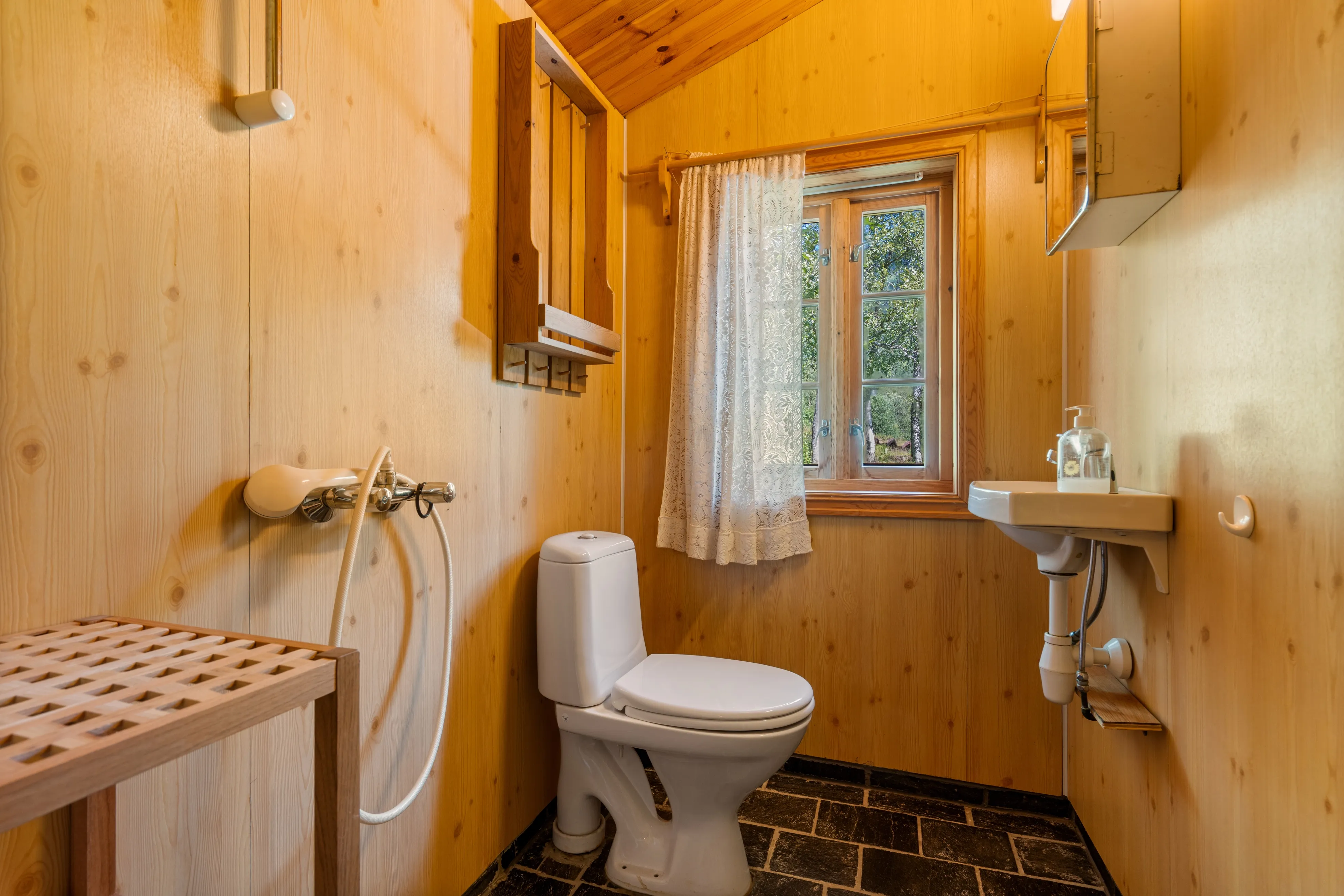 Cosy 1990s Cabin with Balcony and Terrace in Røldal, Norway - View image 13 of 30