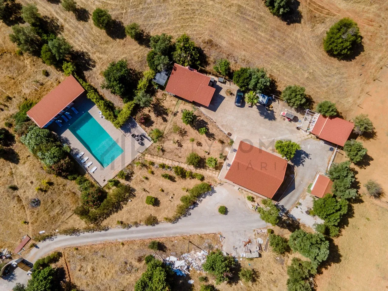 3-Bedroom Villa with Pool and Expansive Grounds in Algarve's Silves - Image 2