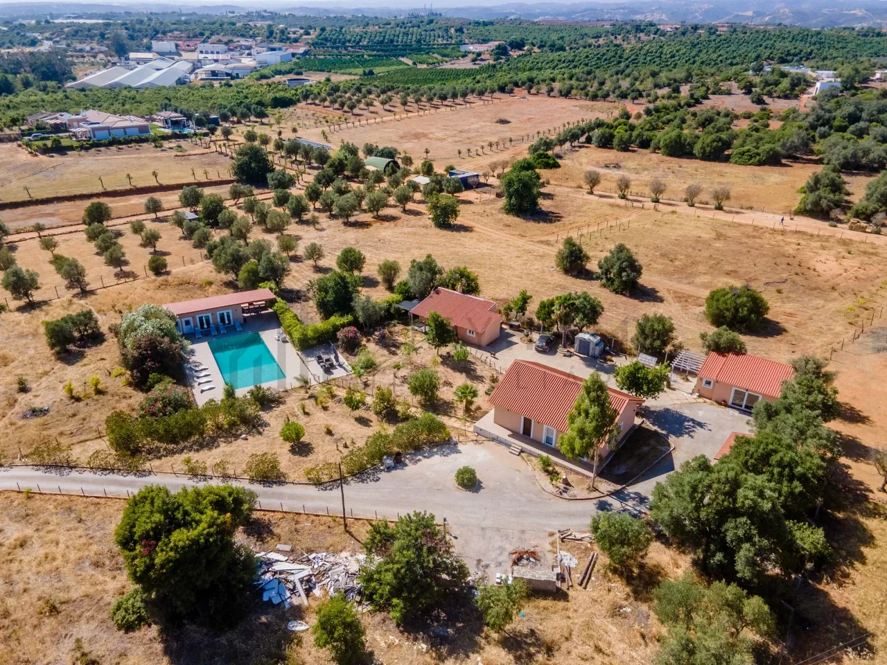 3-Bedroom Villa with Pool and Expansive Grounds in Algarve's Silves - Image 4