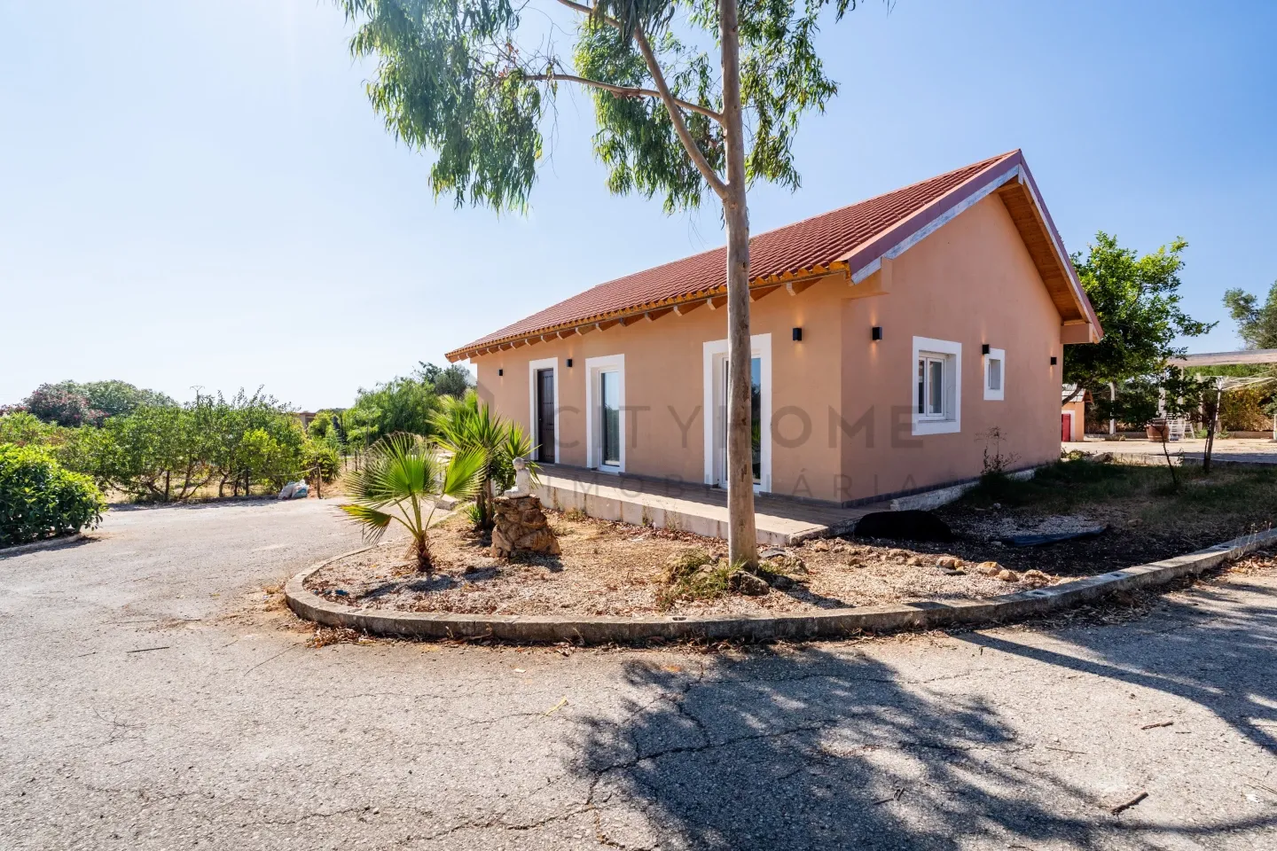 3-Bedroom Villa with Pool and Expansive Grounds in Algarve's Silves - Image 1