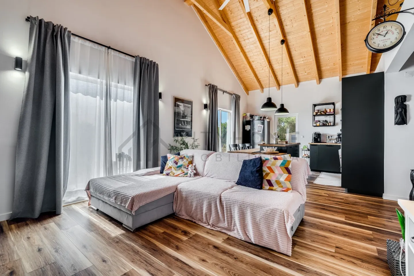 3-Bedroom Villa with Pool and Expansive Grounds in Algarve's Silves - View image 6 of 36