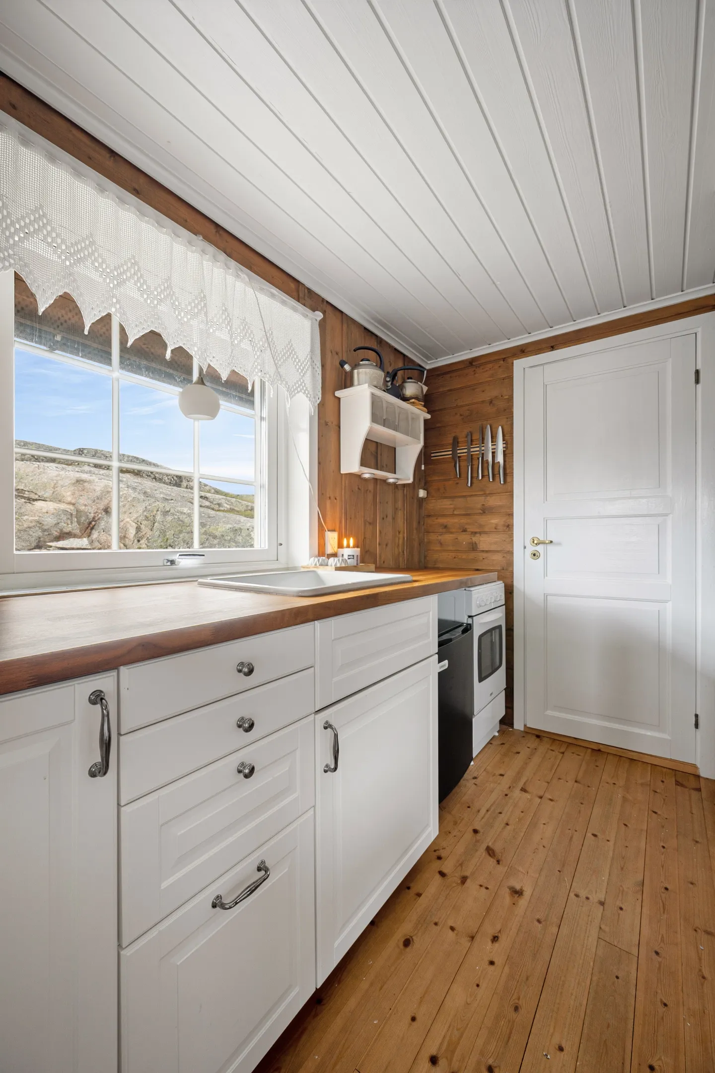 Nordic Cabin with Terrace and Wood Heating in Scenic Narvik - View image 16 of 42