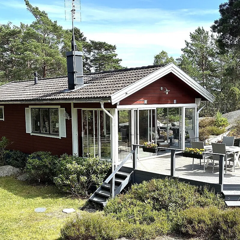 1980s Swedish Getaway: 2-Bedroom House with Expansive Lot in Djurhamn