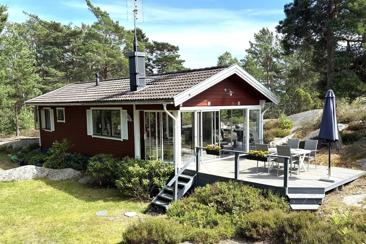 1980s Swedish Getaway: 2-Bedroom House with Expansive Lot in Djurhamn - Image 1