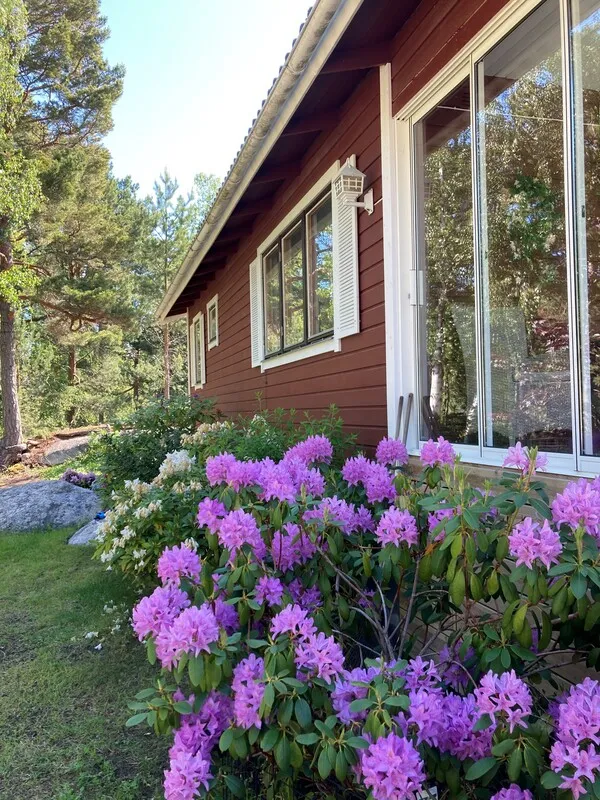 1980s Swedish Getaway: 2-Bedroom House with Expansive Lot in Djurhamn - Image 2