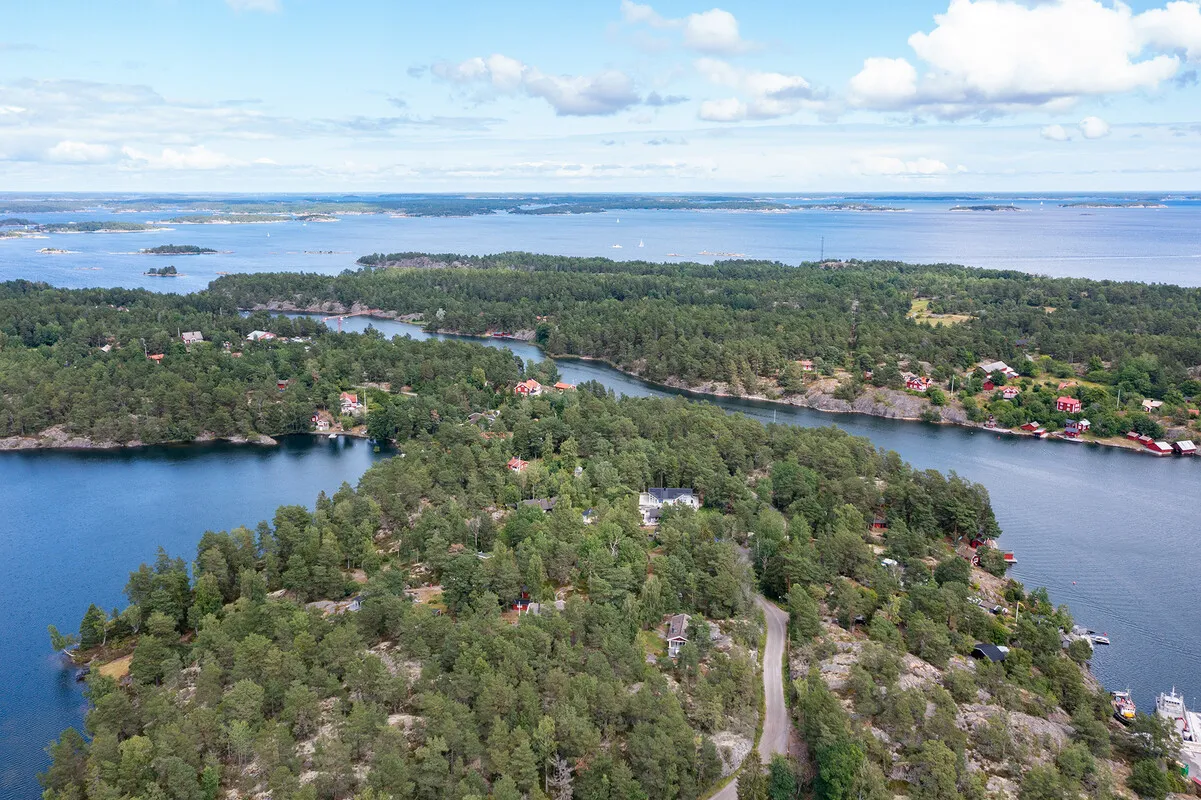 1980s Swedish Getaway: 2-Bedroom House with Expansive Lot in Djurhamn - Image 3