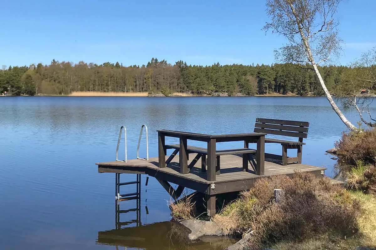 1980s Swedish Getaway: 2-Bedroom House with Expansive Lot in Djurhamn - Image 4