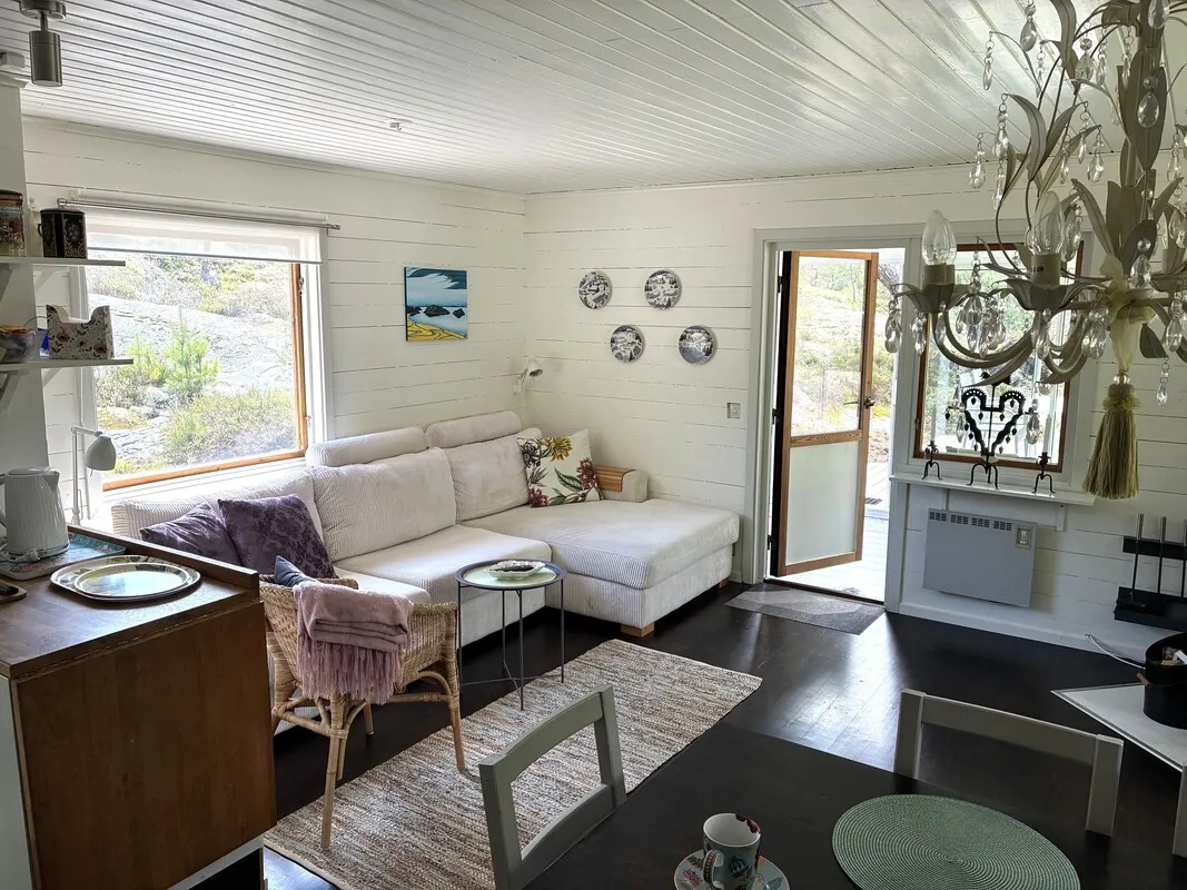1980s Swedish Getaway: 2-Bedroom House with Expansive Lot in Djurhamn - View image 8 of 32