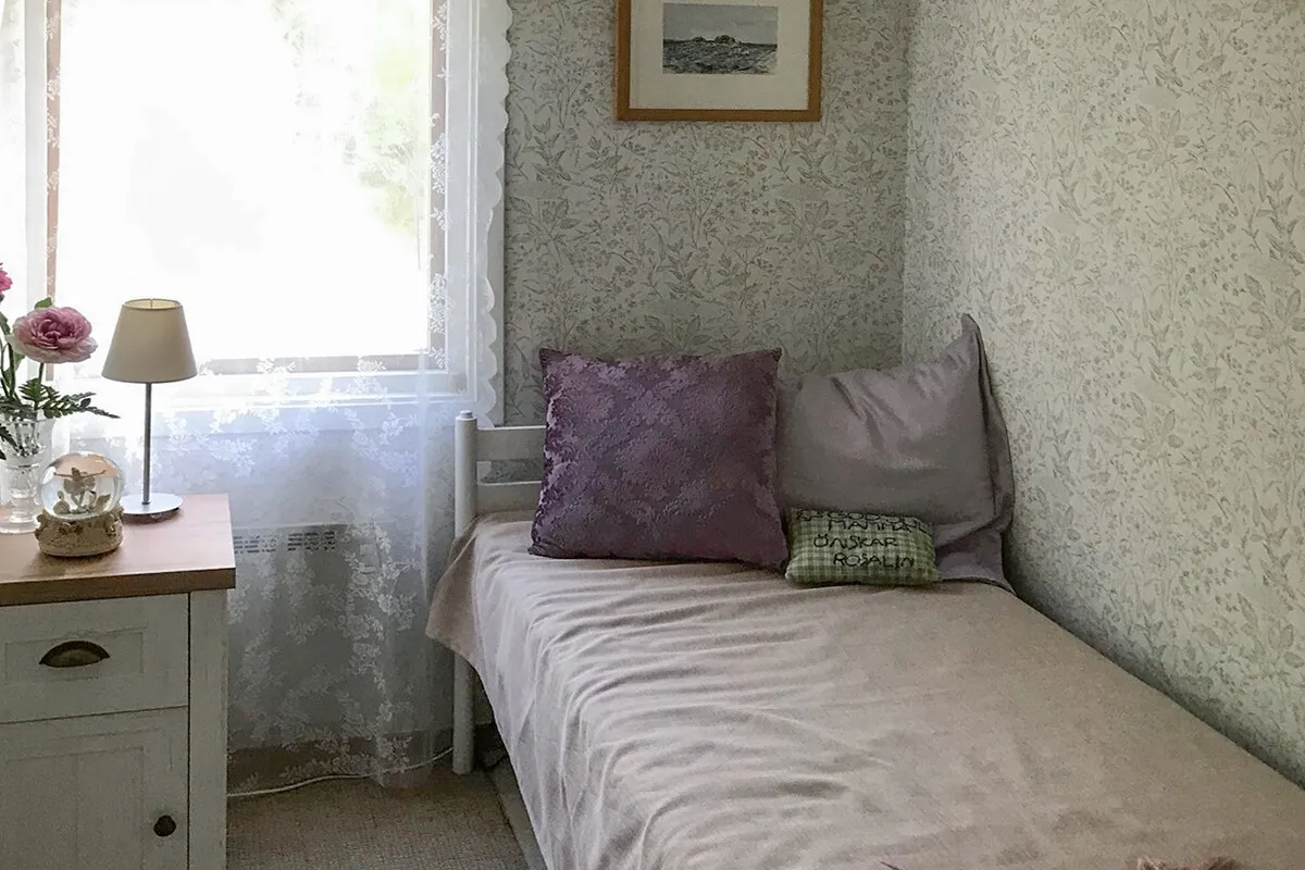 1980s Swedish Getaway: 2-Bedroom House with Expansive Lot in Djurhamn - View image 12 of 32