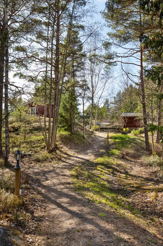 1980s Swedish Getaway: 2-Bedroom House with Expansive Lot in Djurhamn - View image 16 of 32