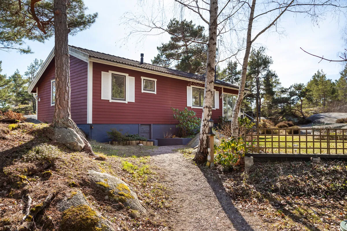 1980s Swedish Getaway: 2-Bedroom House with Expansive Lot in Djurhamn - View image 17 of 32
