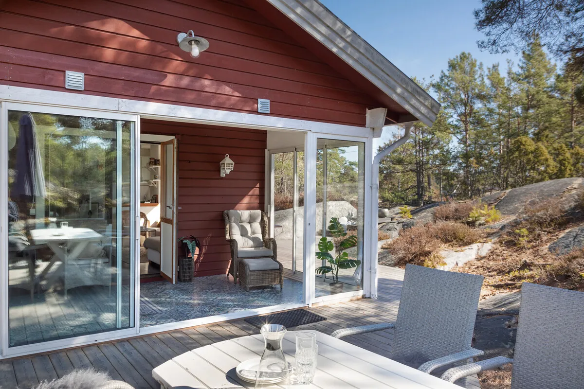 1980s Swedish Getaway: 2-Bedroom House with Expansive Lot in Djurhamn - View image 18 of 32
