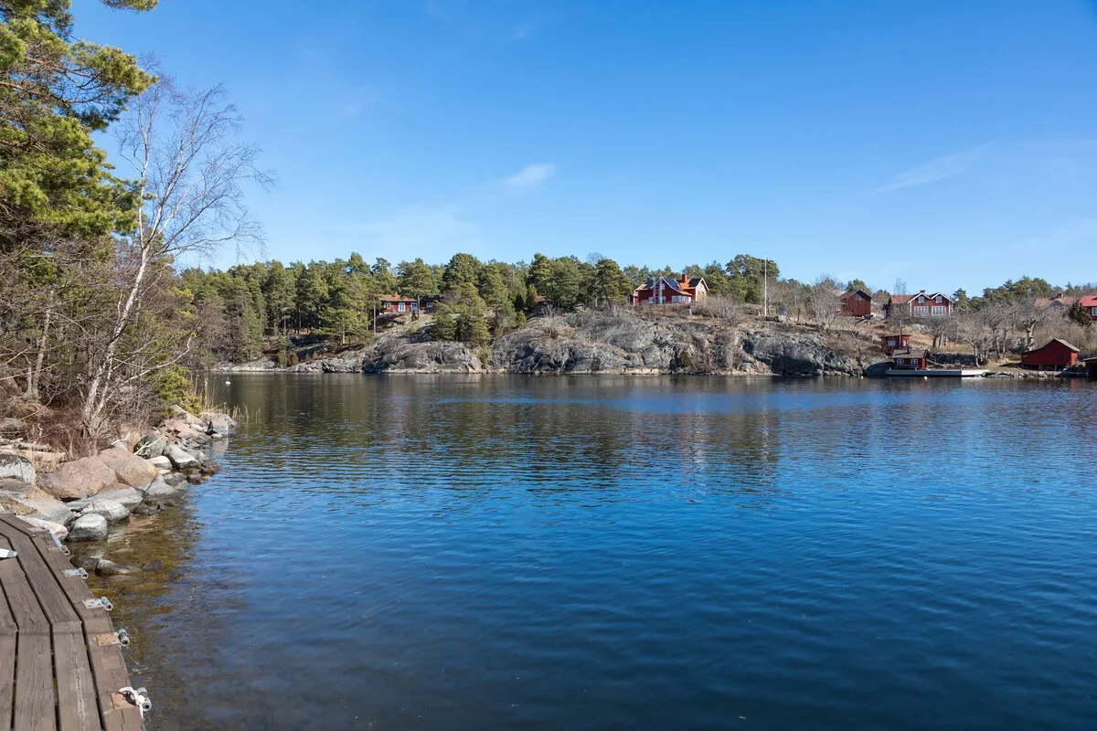 1980s Swedish Getaway: 2-Bedroom House with Expansive Lot in Djurhamn - View image 24 of 32