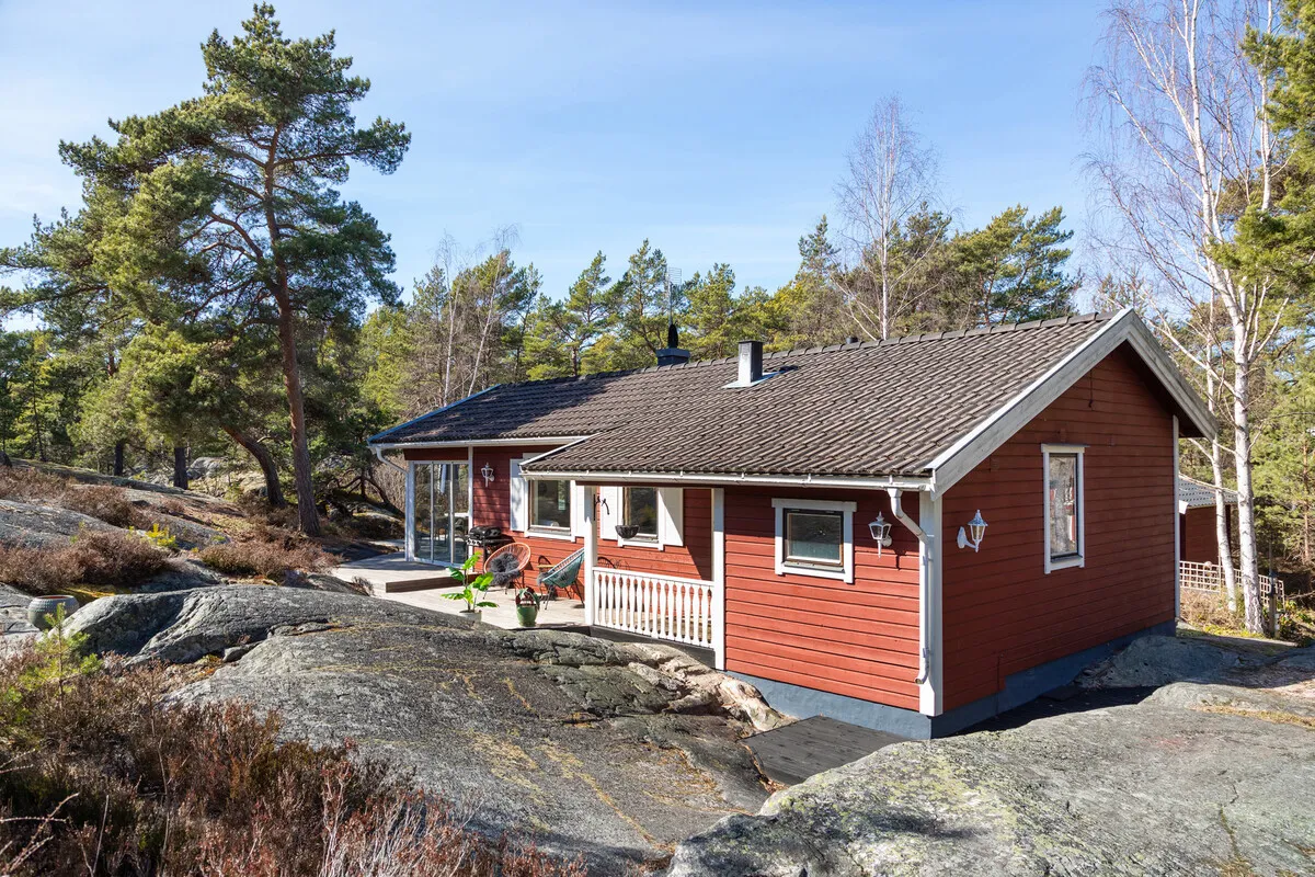 1980s Swedish Getaway: 2-Bedroom House with Expansive Lot in Djurhamn - View image 25 of 32