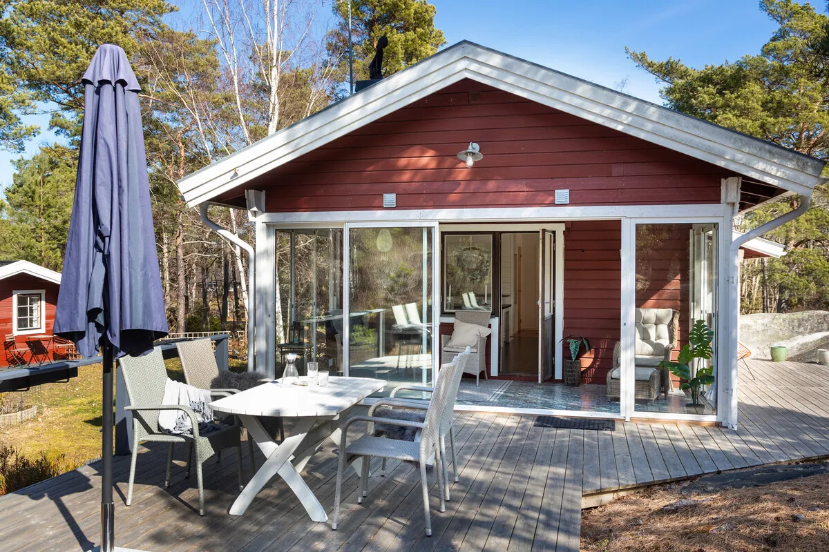 1980s Swedish Getaway: 2-Bedroom House with Expansive Lot in Djurhamn - View image 27 of 32