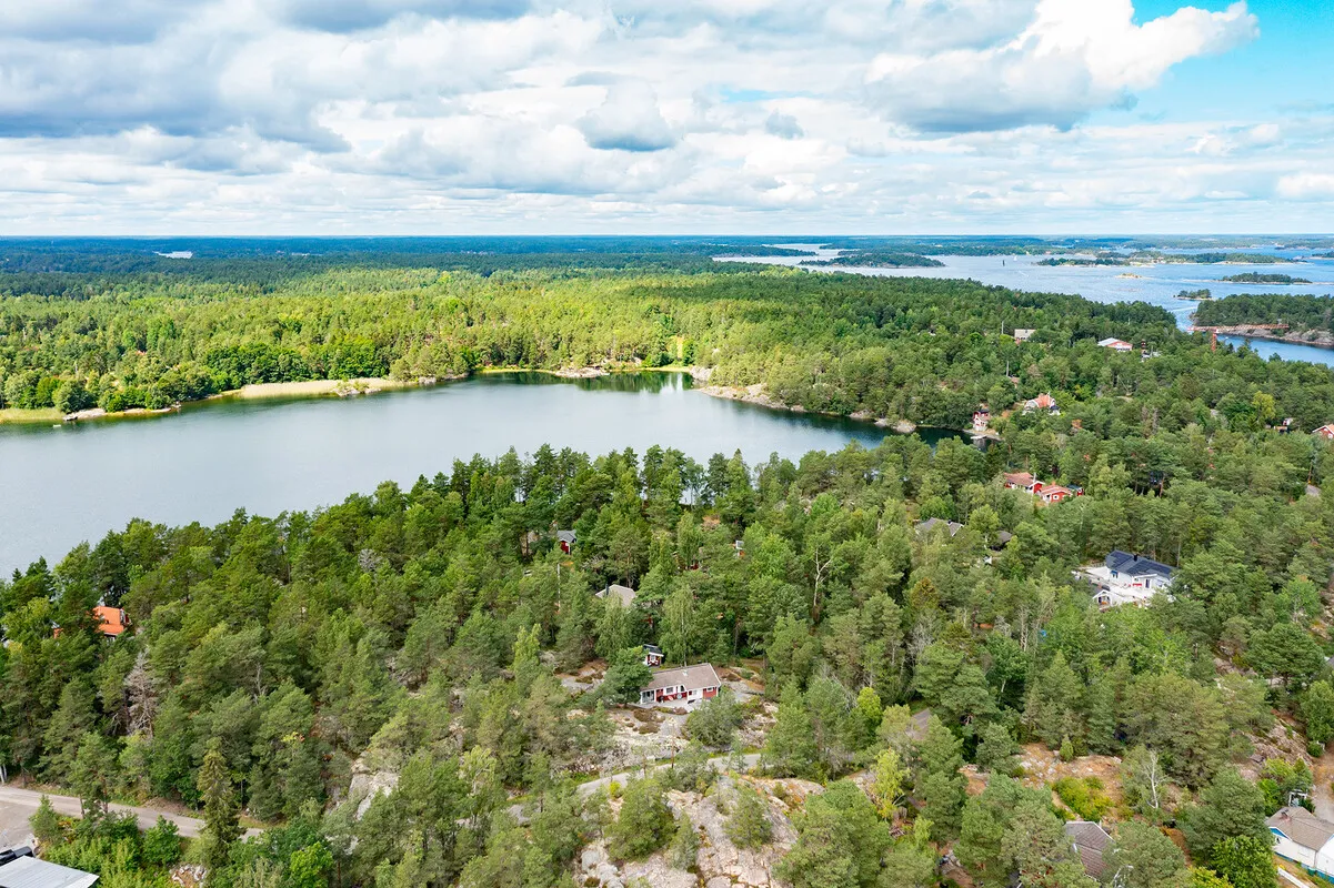 1980s Swedish Getaway: 2-Bedroom House with Expansive Lot in Djurhamn - View image 30 of 32