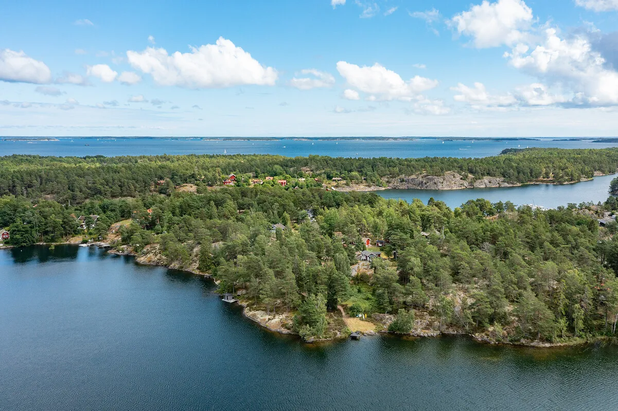 1980s Swedish Getaway: 2-Bedroom House with Expansive Lot in Djurhamn - View image 32 of 32