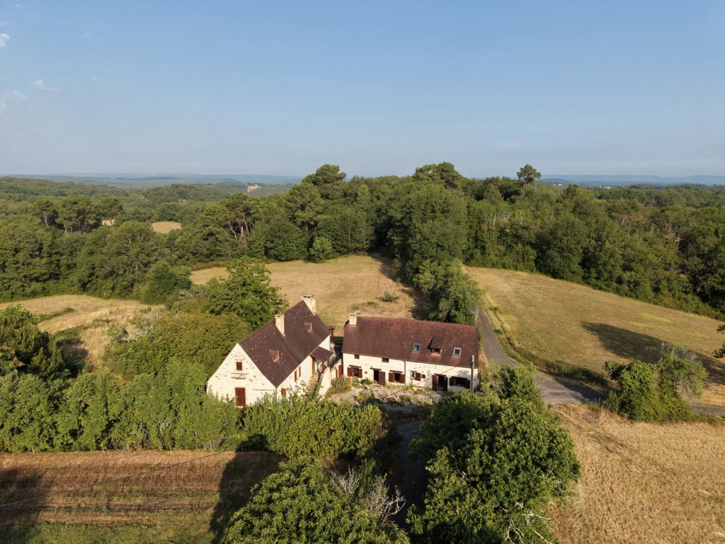 Expansive 6-Bedroom Farmhouse with Garden and Terrace in Gourdon, France - Image 2