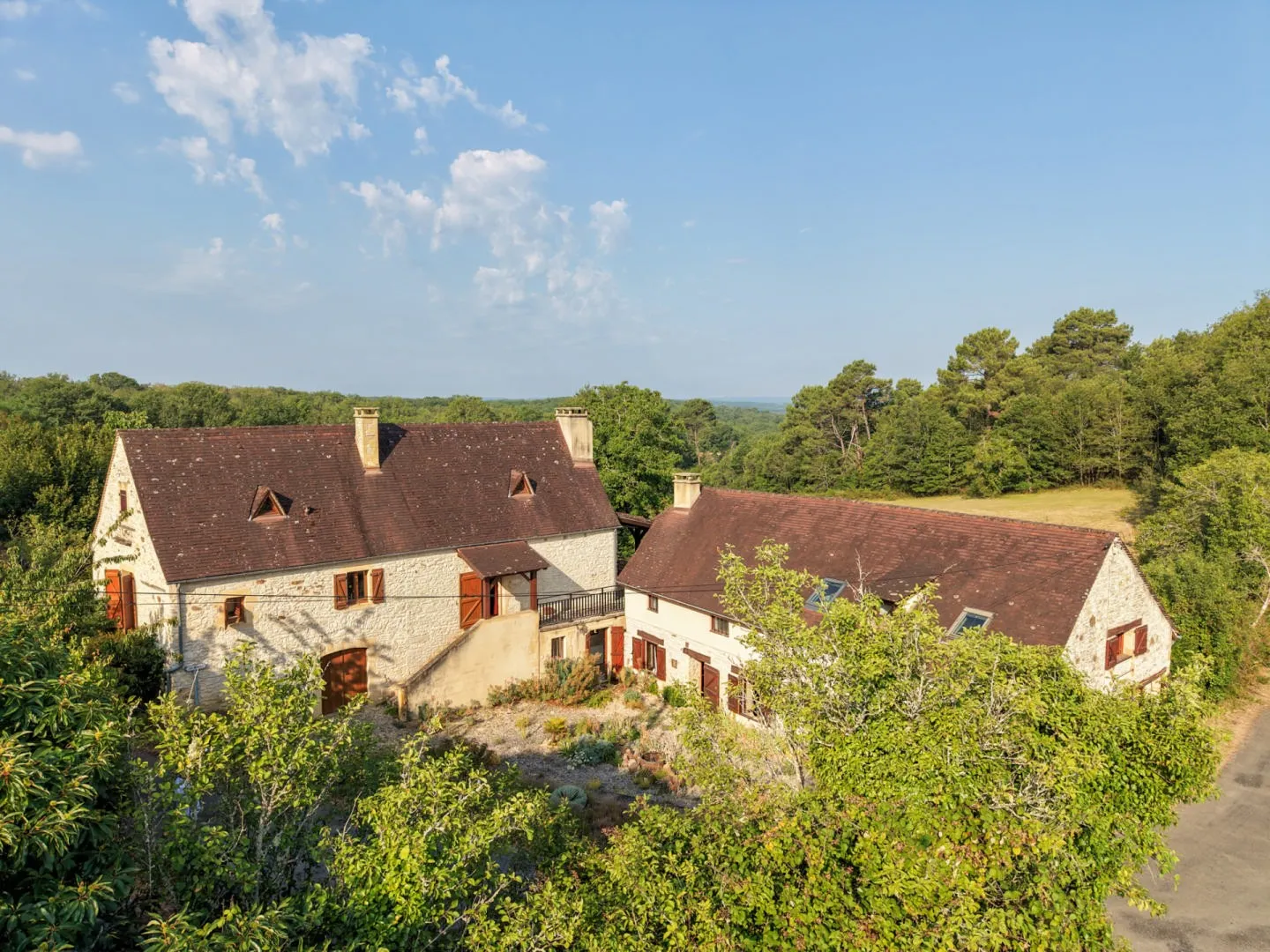 Expansive 6-Bedroom Farmhouse with Garden and Terrace in Gourdon, France - Image 1