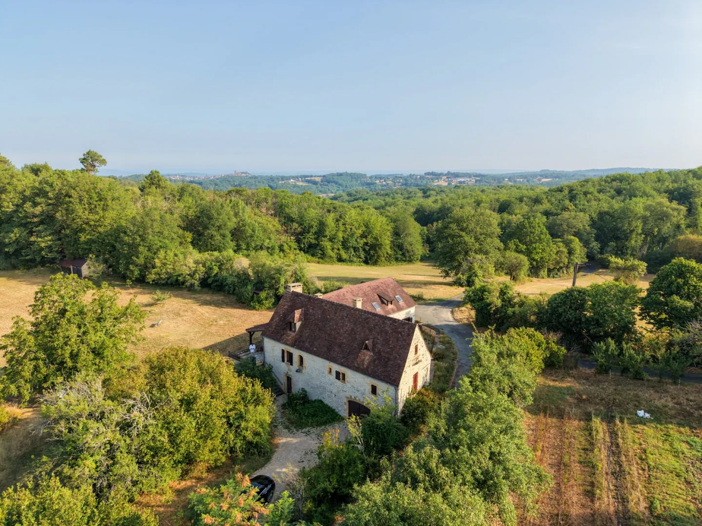 Expansive 6-Bedroom Farmhouse with Garden and Terrace in Gourdon, France - Image 4