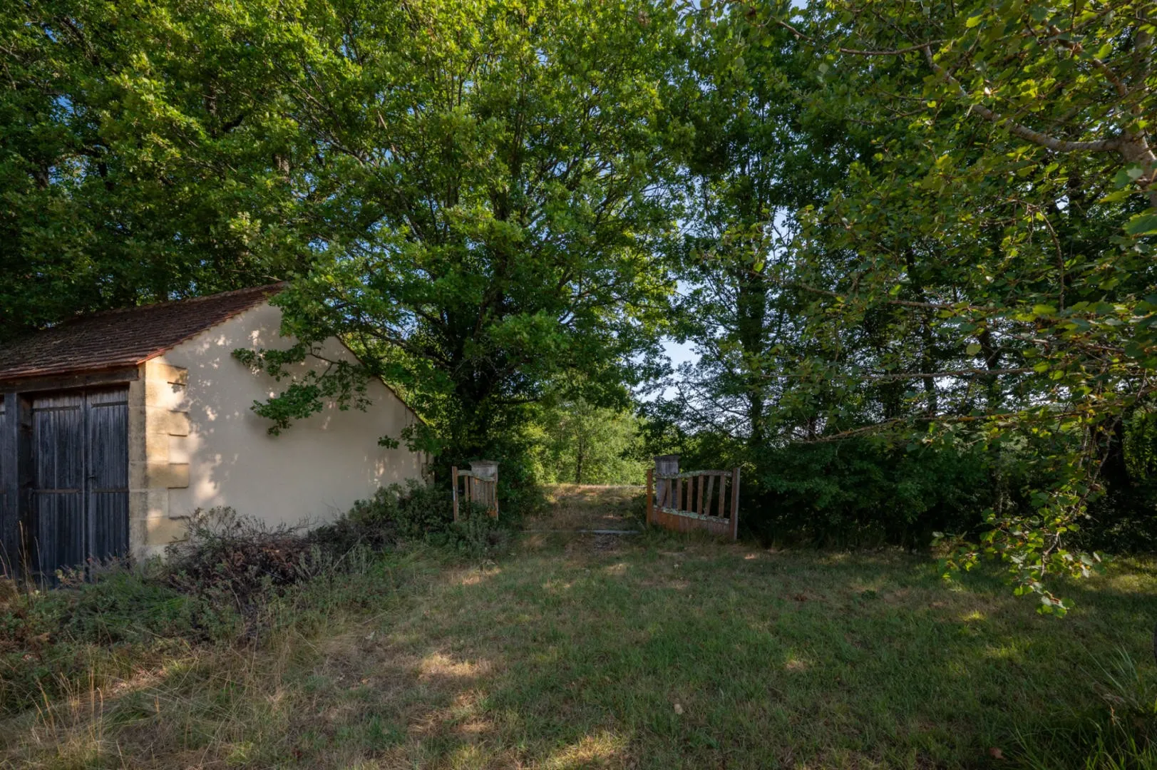 Expansive 6-Bedroom Farmhouse with Garden and Terrace in Gourdon, France - View image 32 of 35
