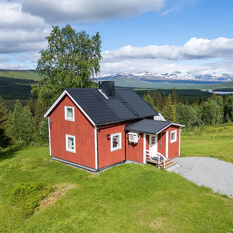1940s Villa with Expansive Lot in Tärnaby's Scenic Surroundings
