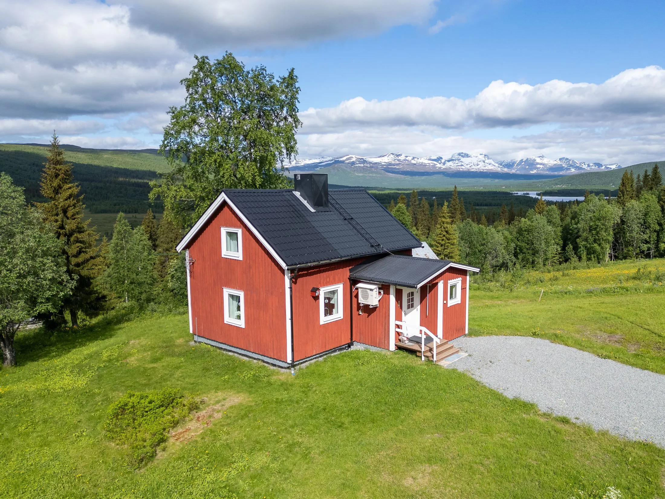1940s Villa with Expansive Lot in Tärnaby's Scenic Surroundings - Image 1