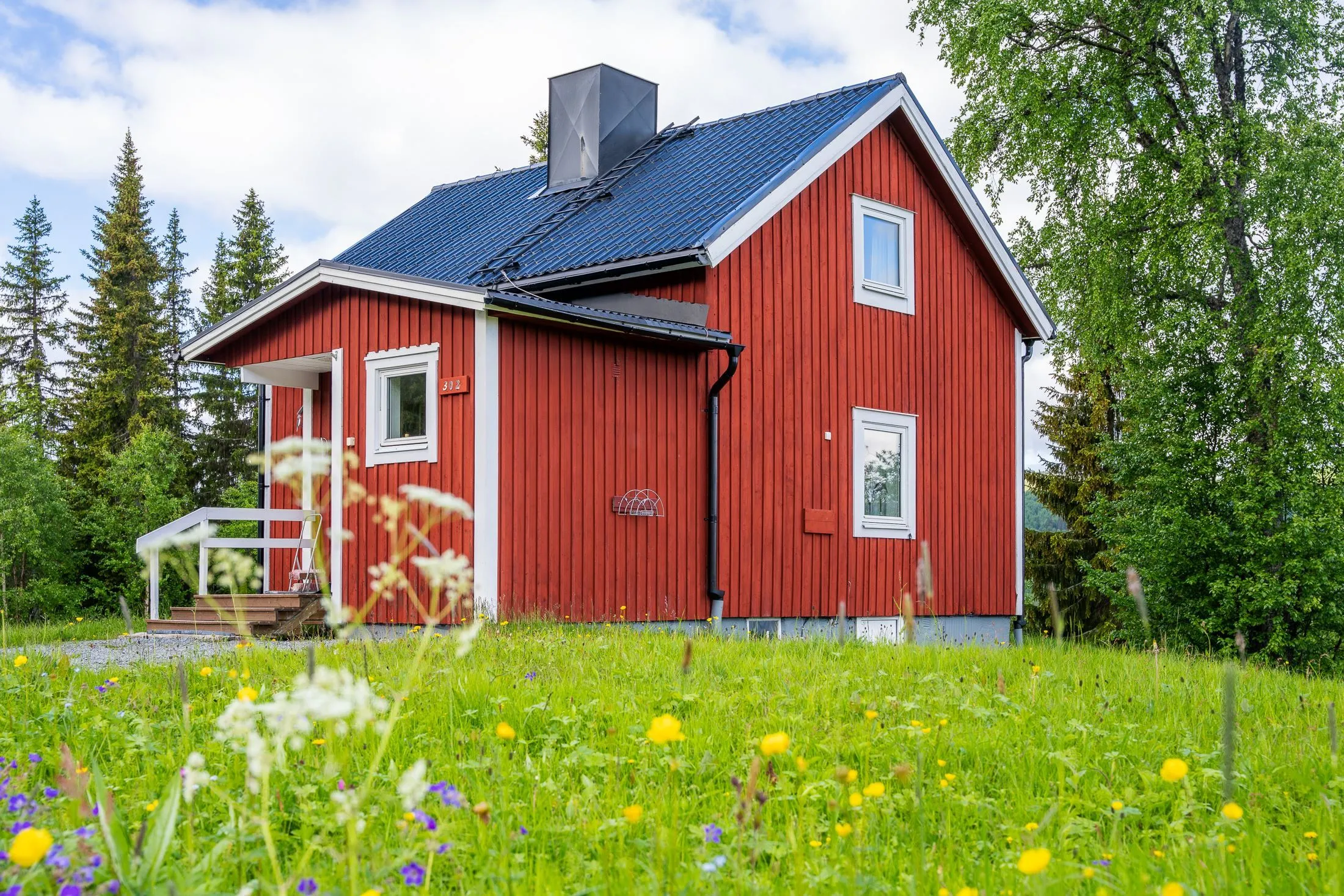 1940s Villa with Expansive Lot in Tärnaby's Scenic Surroundings - Image 2