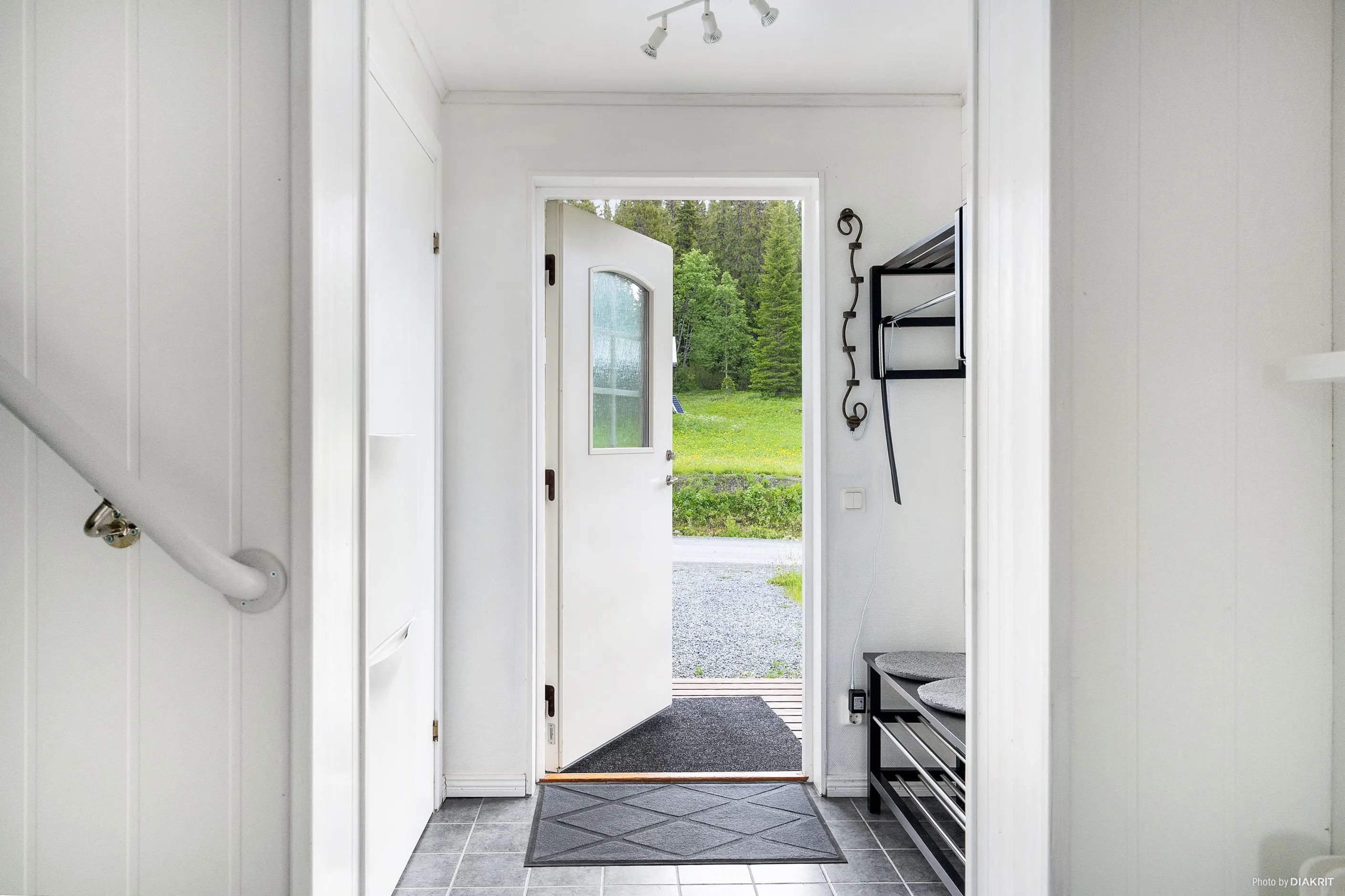 1940s Villa with Expansive Lot in Tärnaby's Scenic Surroundings - Image 3