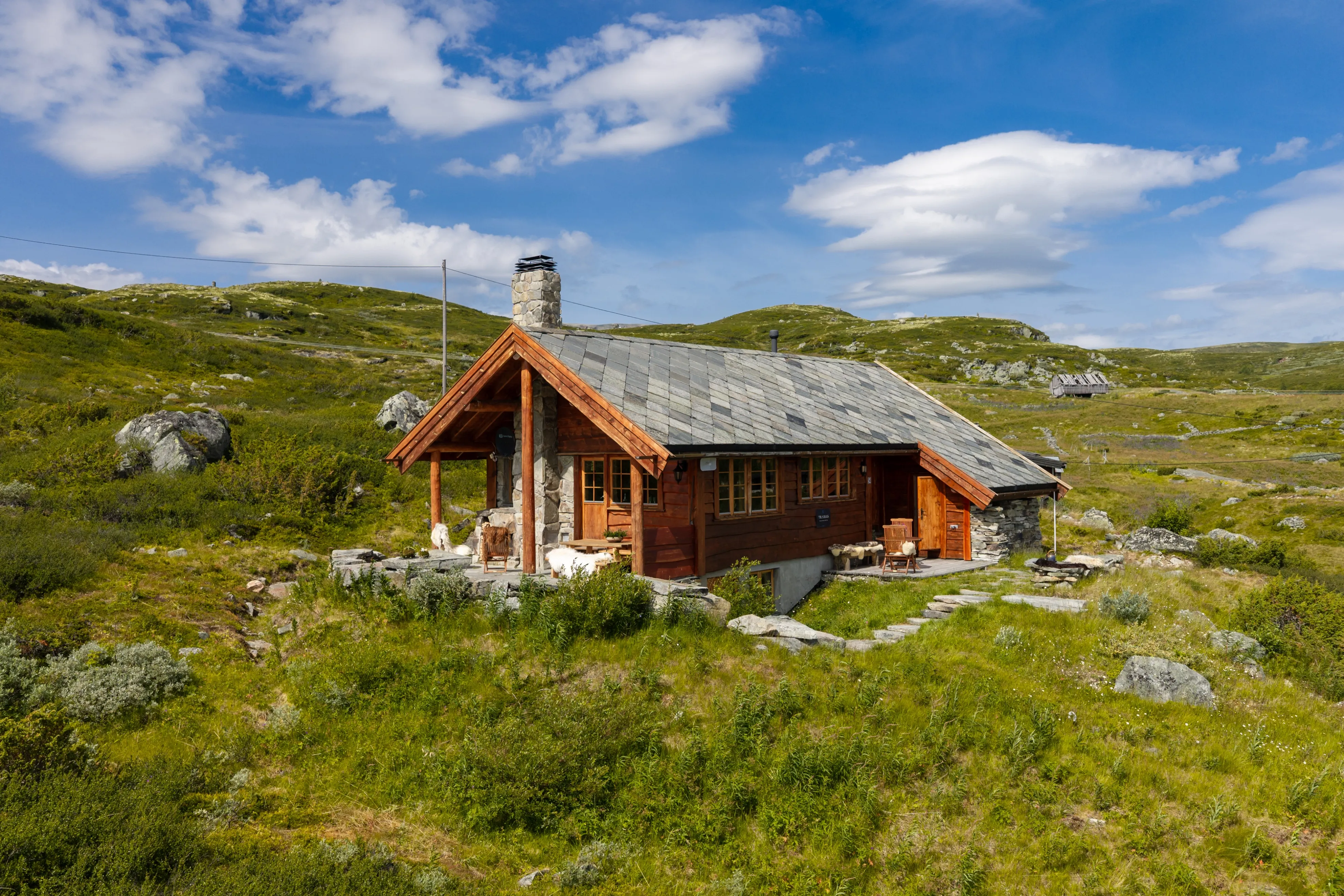 1990s Norwegian Cabin with Panoramic Views and Terrace in Ustaoset - Image 1