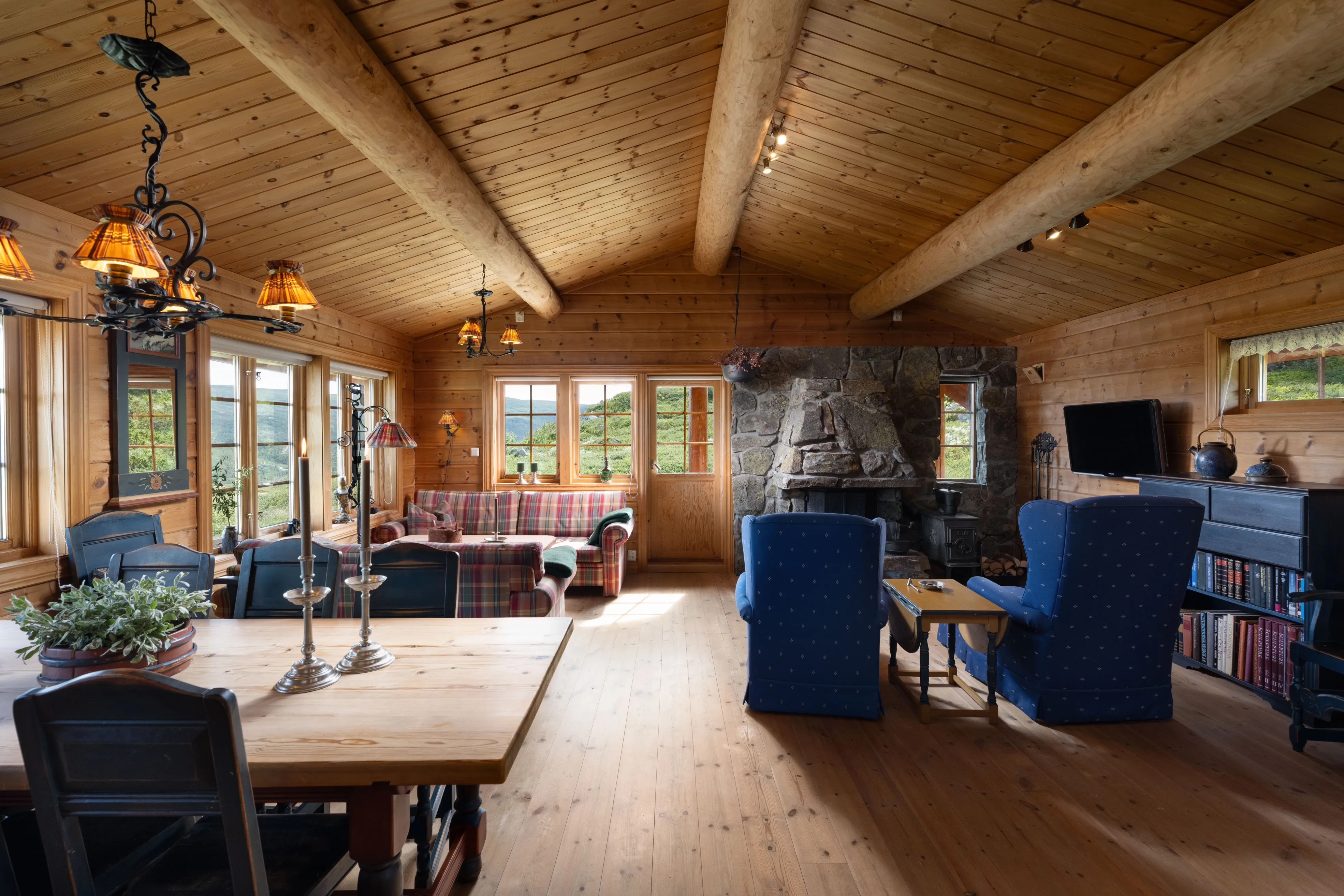 1990s Norwegian Cabin with Panoramic Views and Terrace in Ustaoset - Image 2