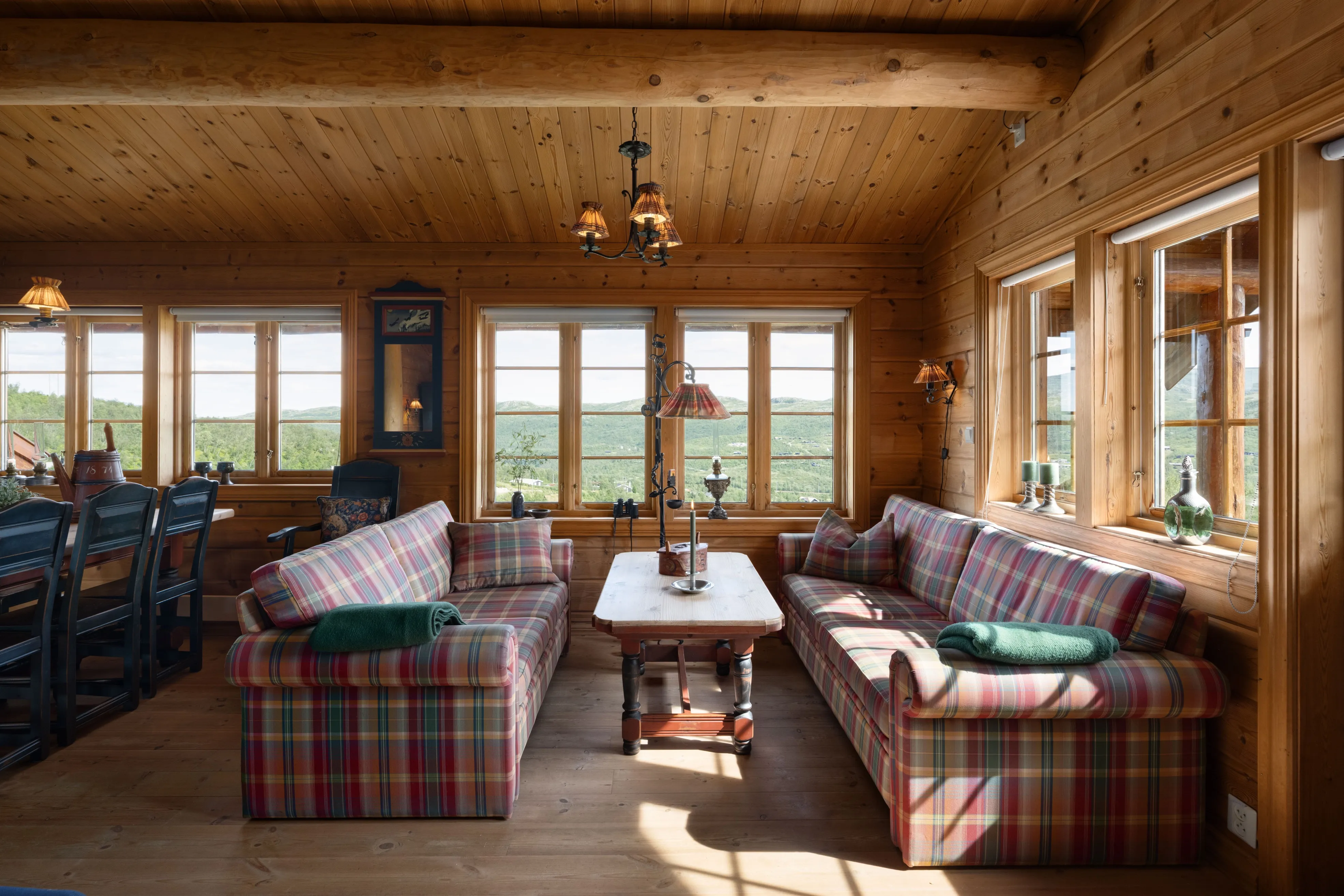 1990s Norwegian Cabin with Panoramic Views and Terrace in Ustaoset - Image 3