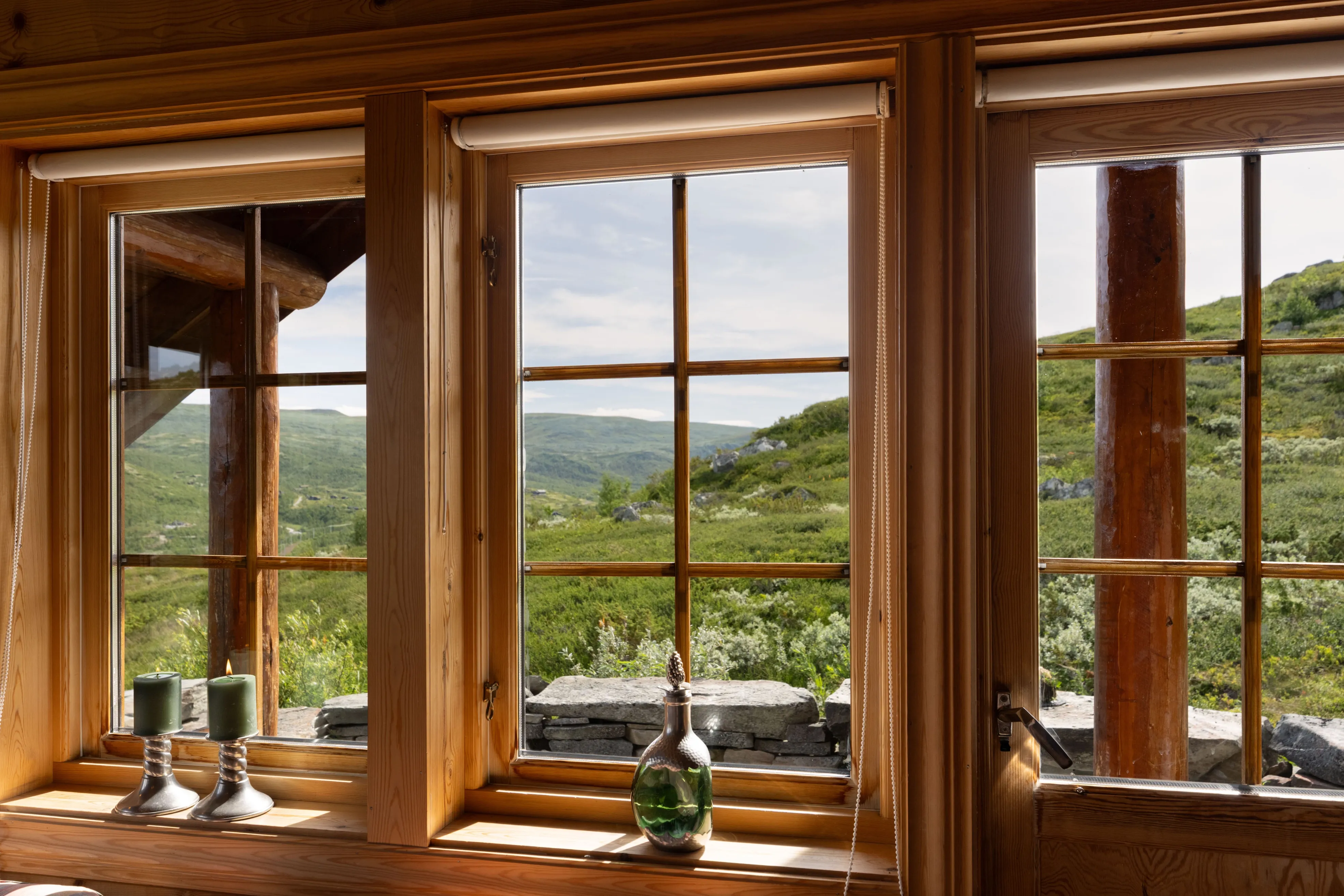 1990s Norwegian Cabin with Panoramic Views and Terrace in Ustaoset - Image 4