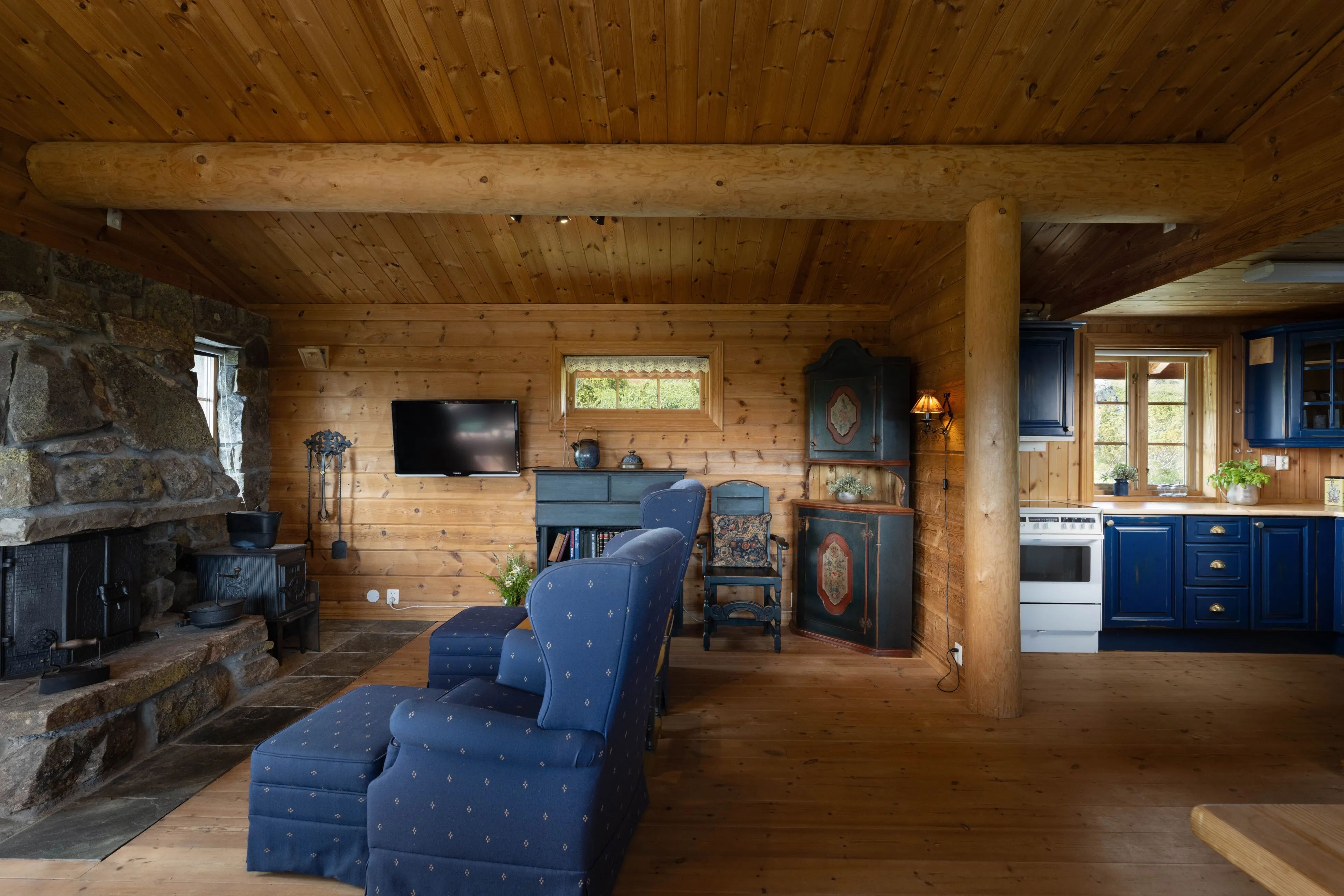 1990s Norwegian Cabin with Panoramic Views and Terrace in Ustaoset - Image 5