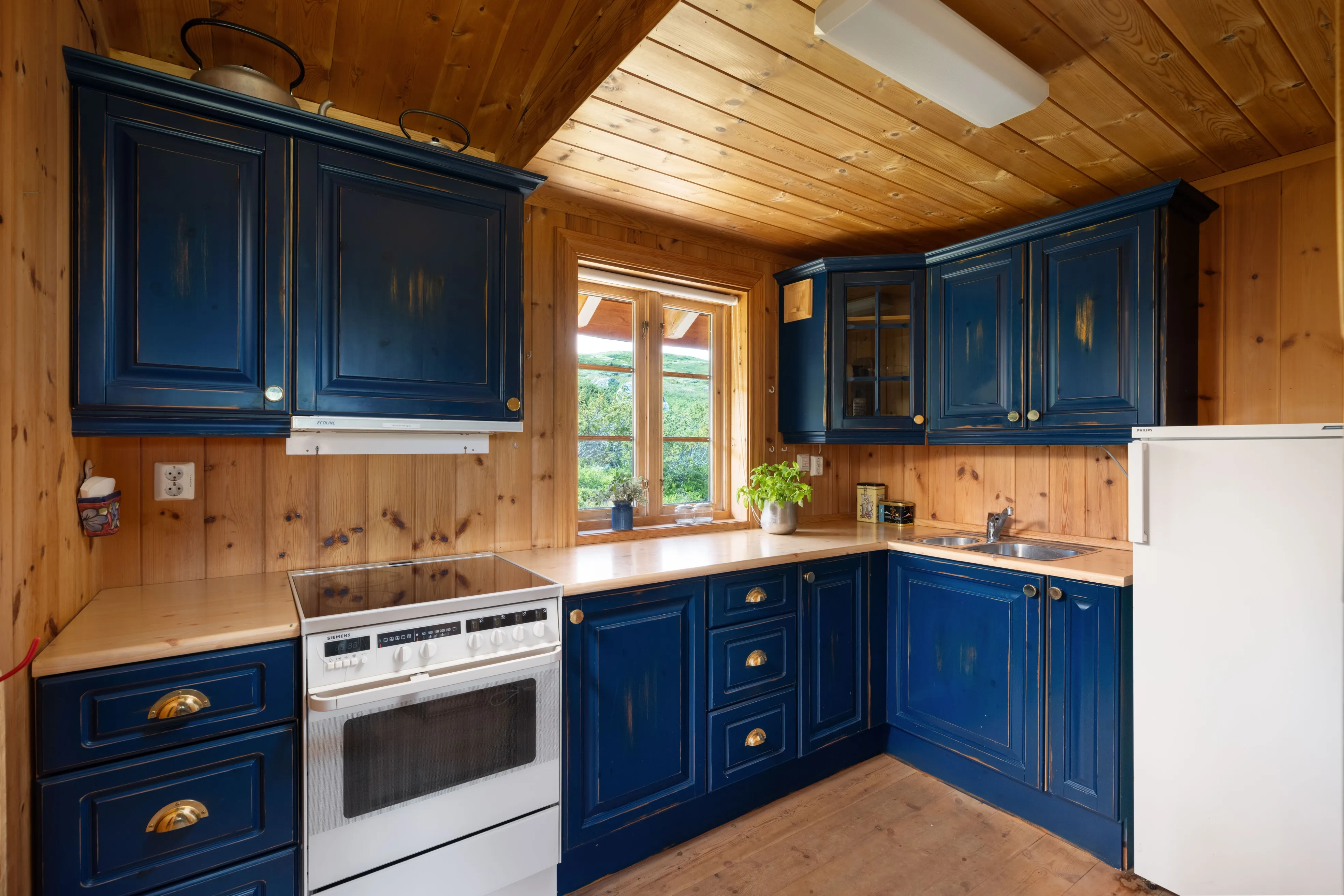 1990s Norwegian Cabin with Panoramic Views and Terrace in Ustaoset - View image 7 of 41