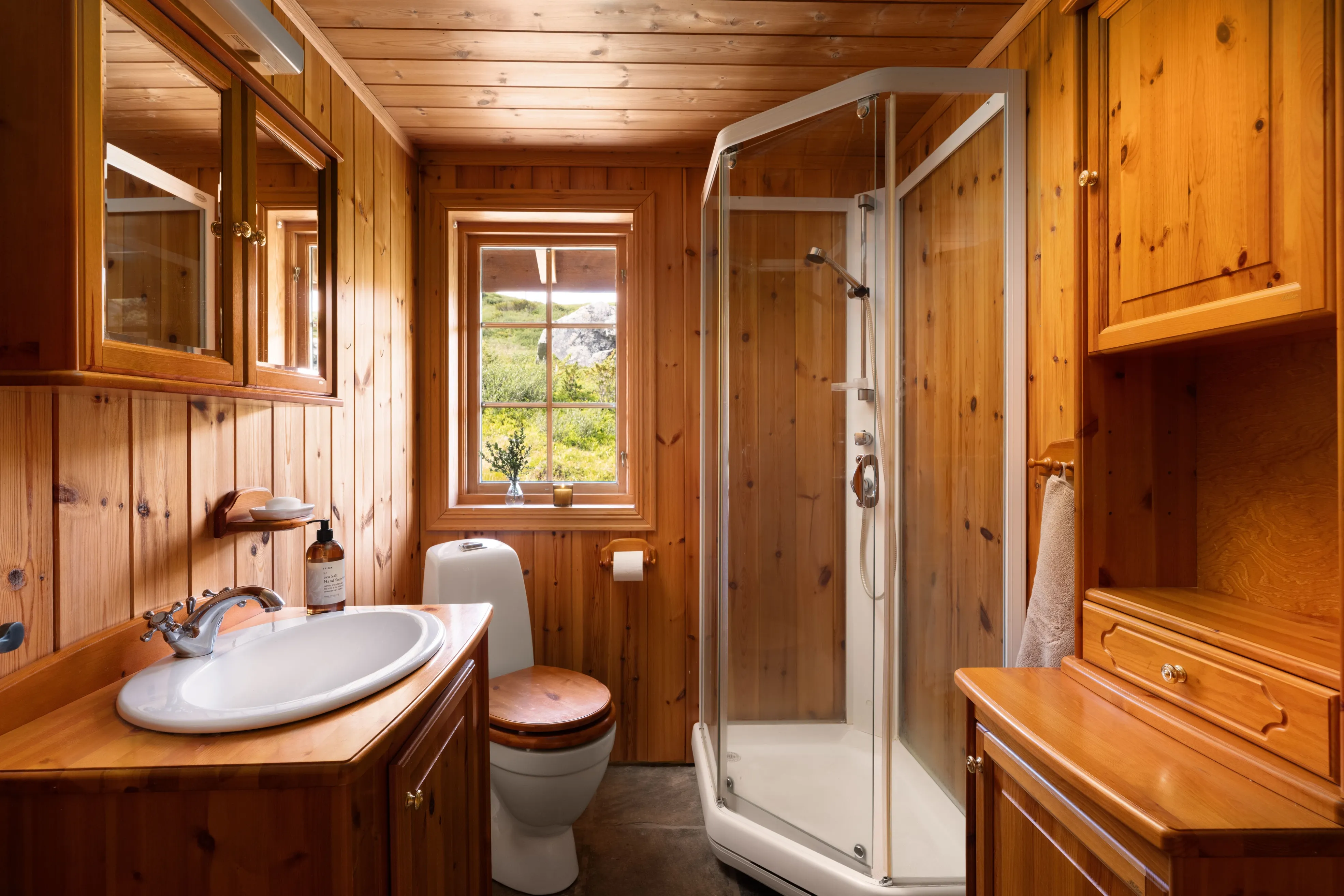 1990s Norwegian Cabin with Panoramic Views and Terrace in Ustaoset - View image 11 of 41