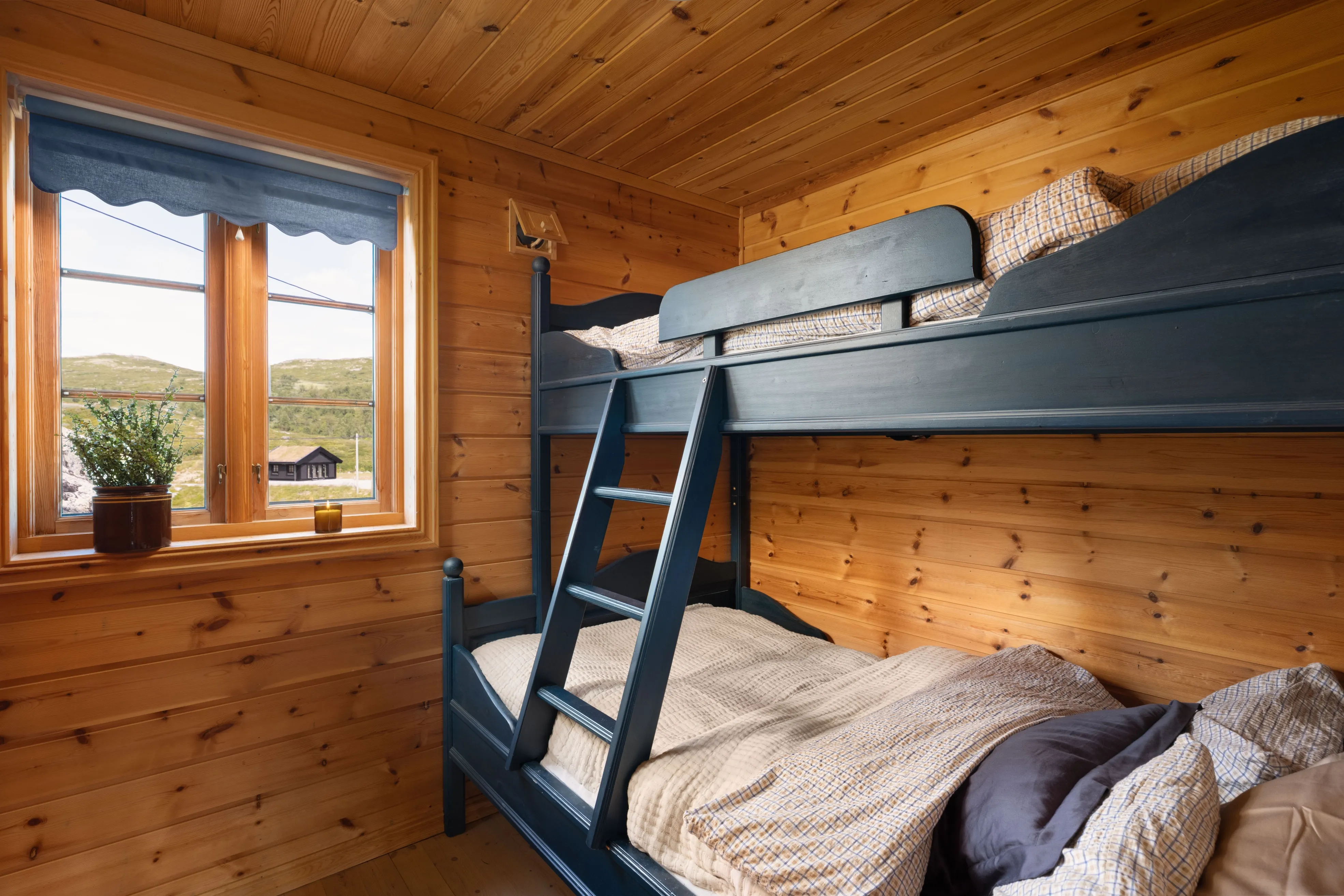 1990s Norwegian Cabin with Panoramic Views and Terrace in Ustaoset - View image 12 of 41