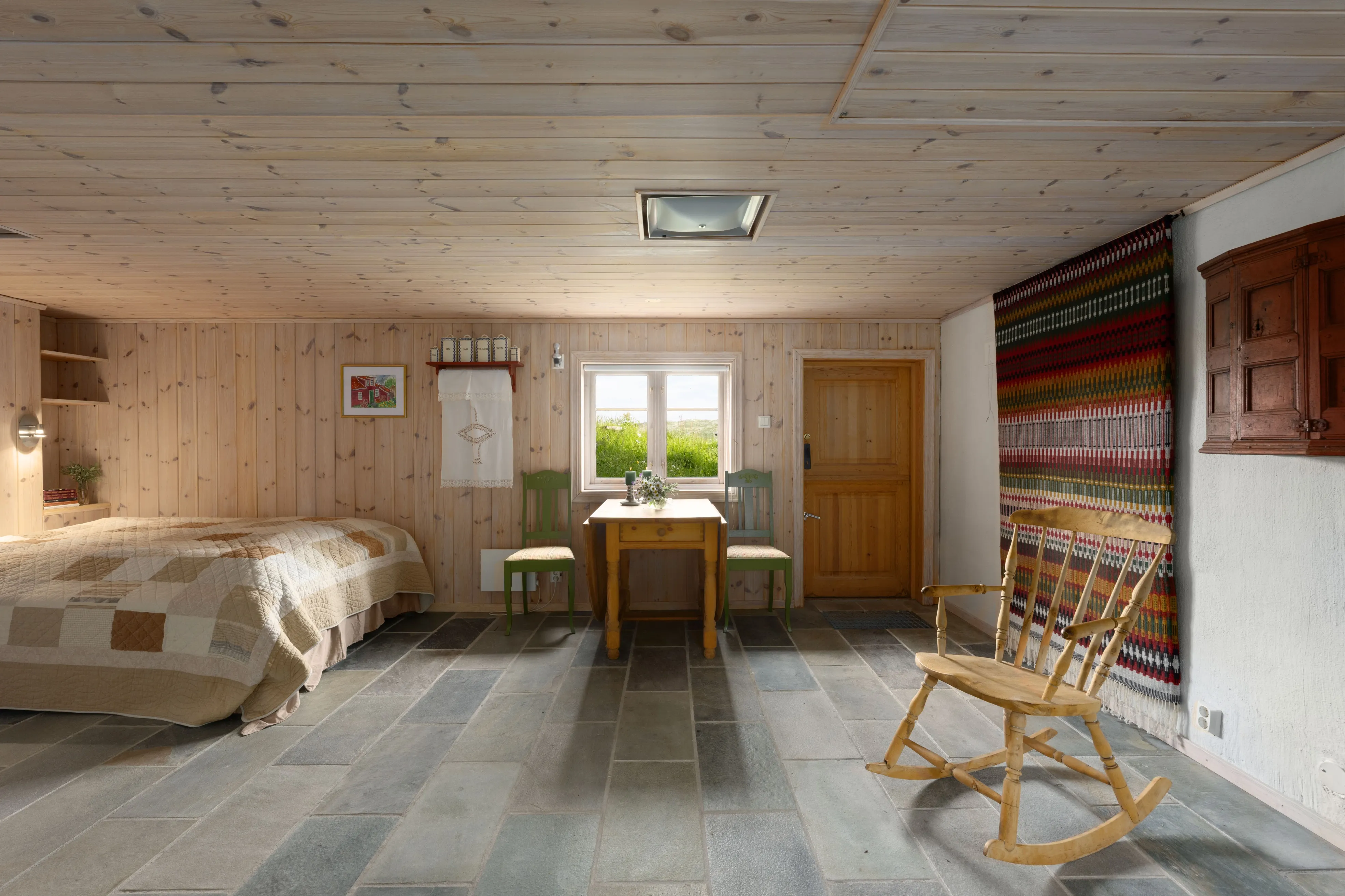 1990s Norwegian Cabin with Panoramic Views and Terrace in Ustaoset - View image 18 of 41
