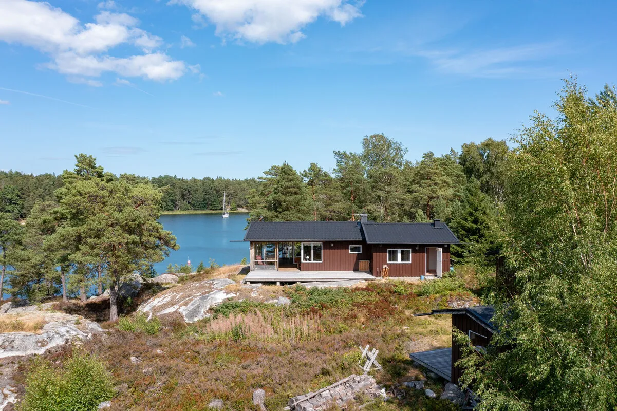 1970s Swedish Island House with Expansive Garden and Terrace - Image 2