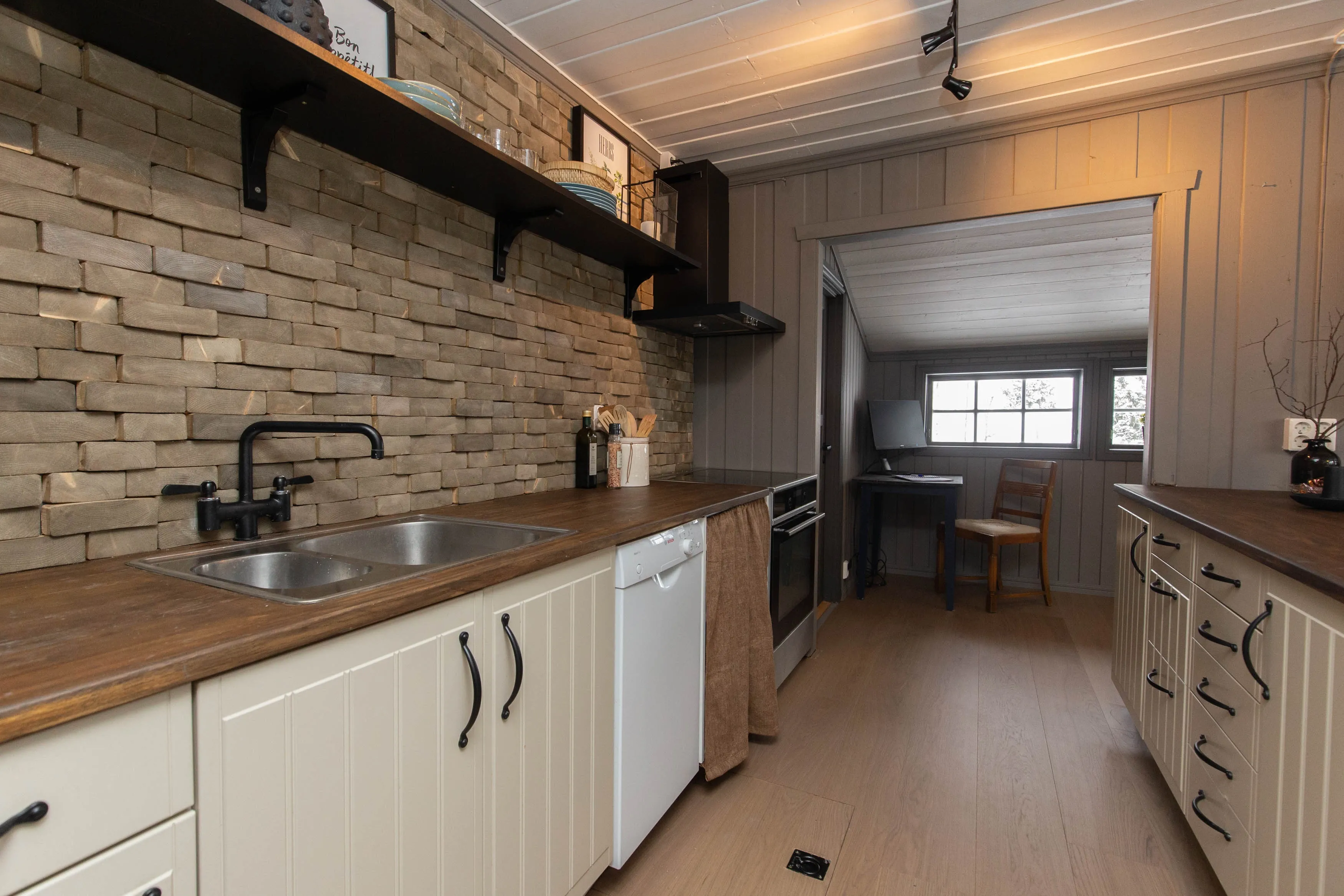 1965 Cabin in Viken: 4 Bedrooms, Ski Trails and Modern Upgrades - View image 13 of 28
