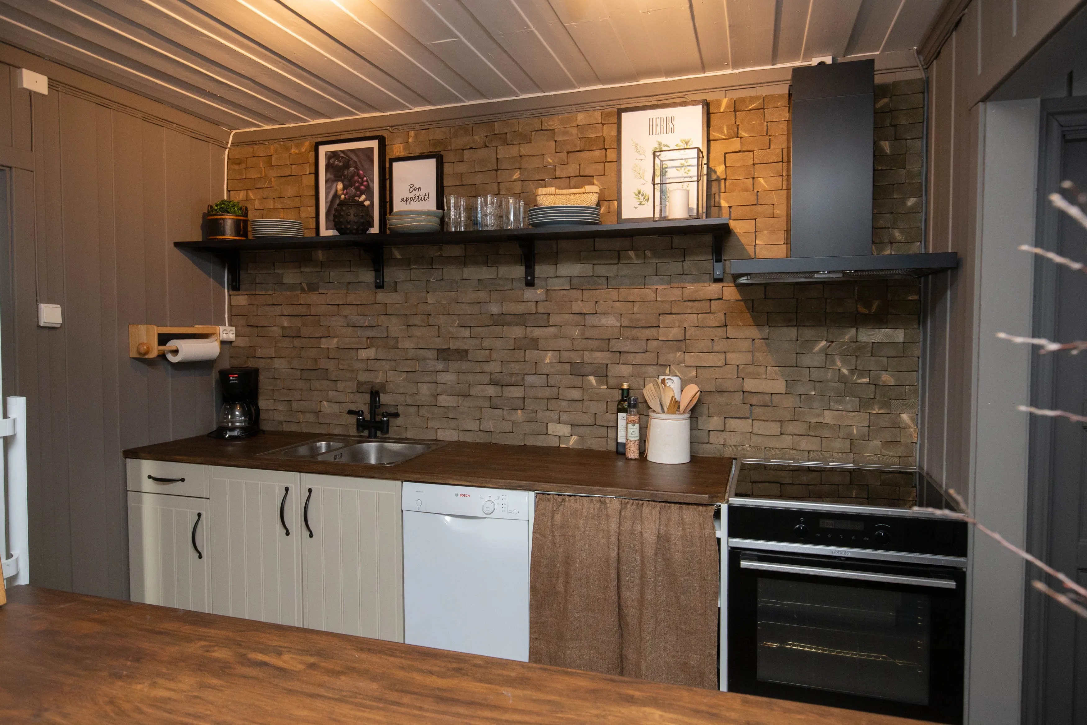 1965 Cabin in Viken: 4 Bedrooms, Ski Trails and Modern Upgrades - View image 14 of 28