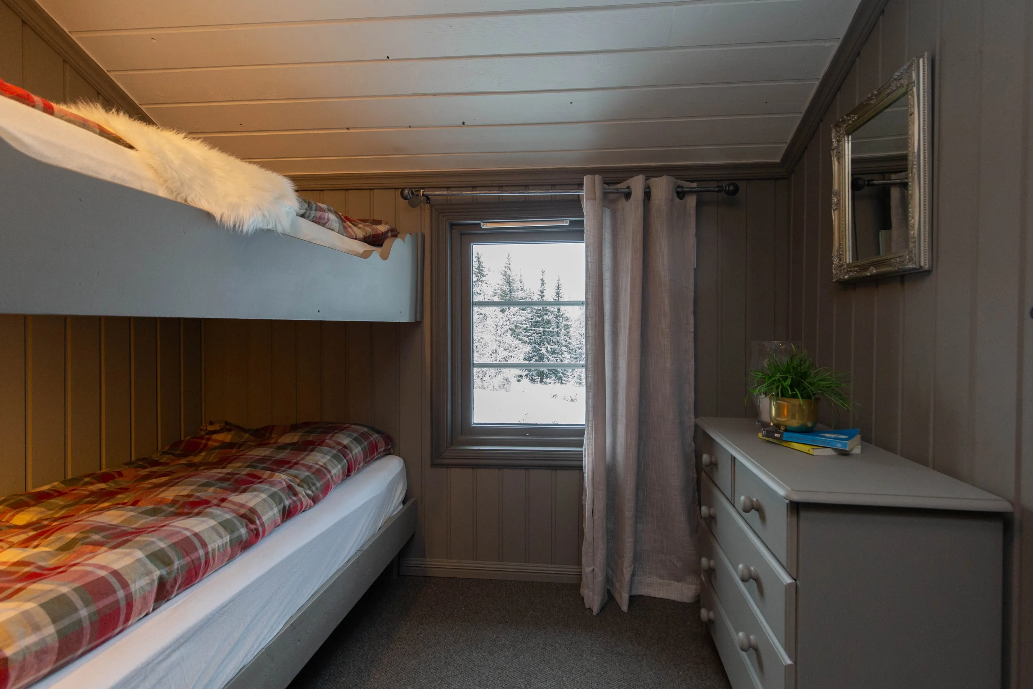 1965 Cabin in Viken: 4 Bedrooms, Ski Trails and Modern Upgrades - View image 21 of 28