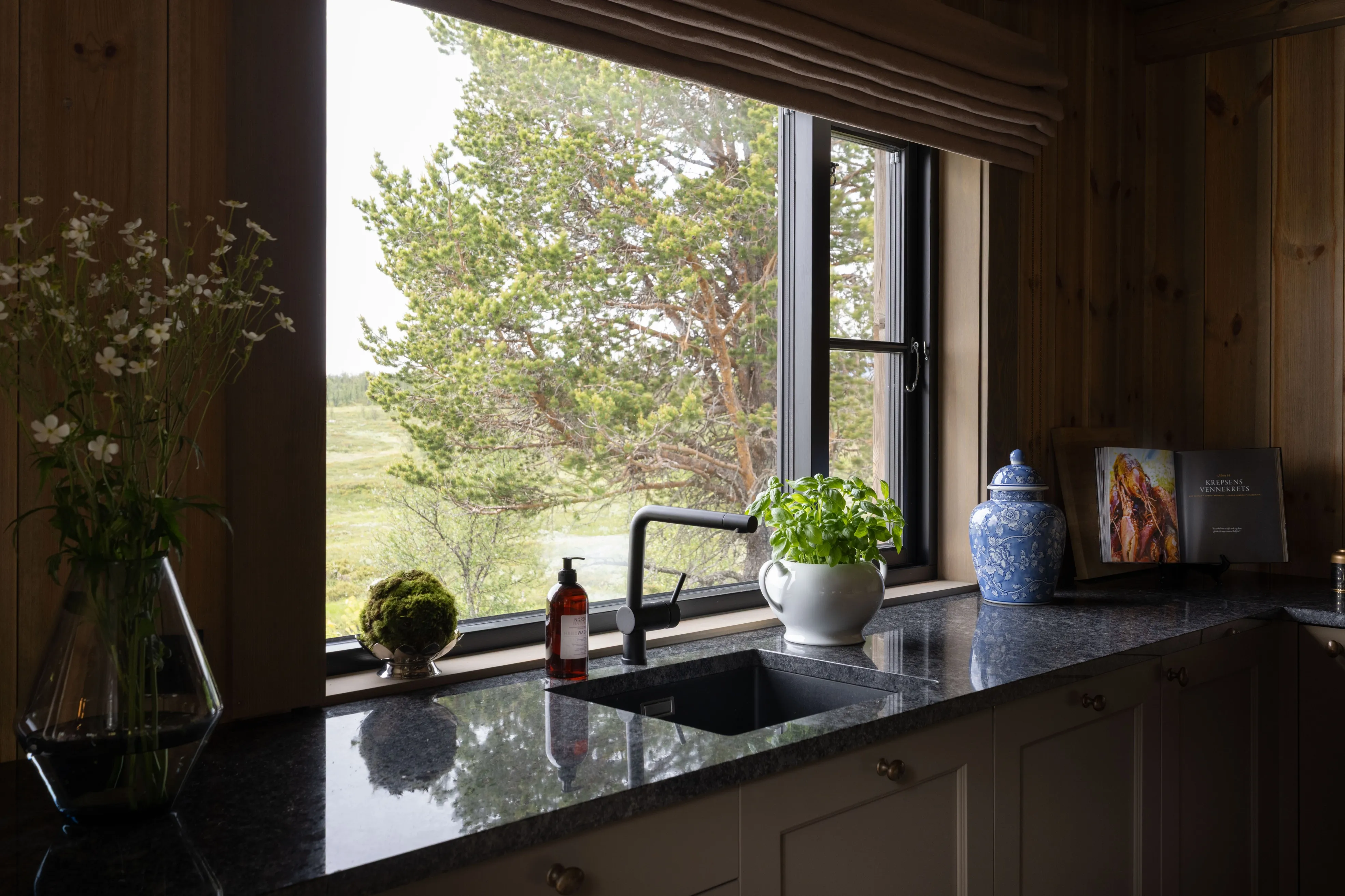 Modern 2-Bedroom Country House in Geilo Featuring Terrace & Scenic Views - View image 11 of 24